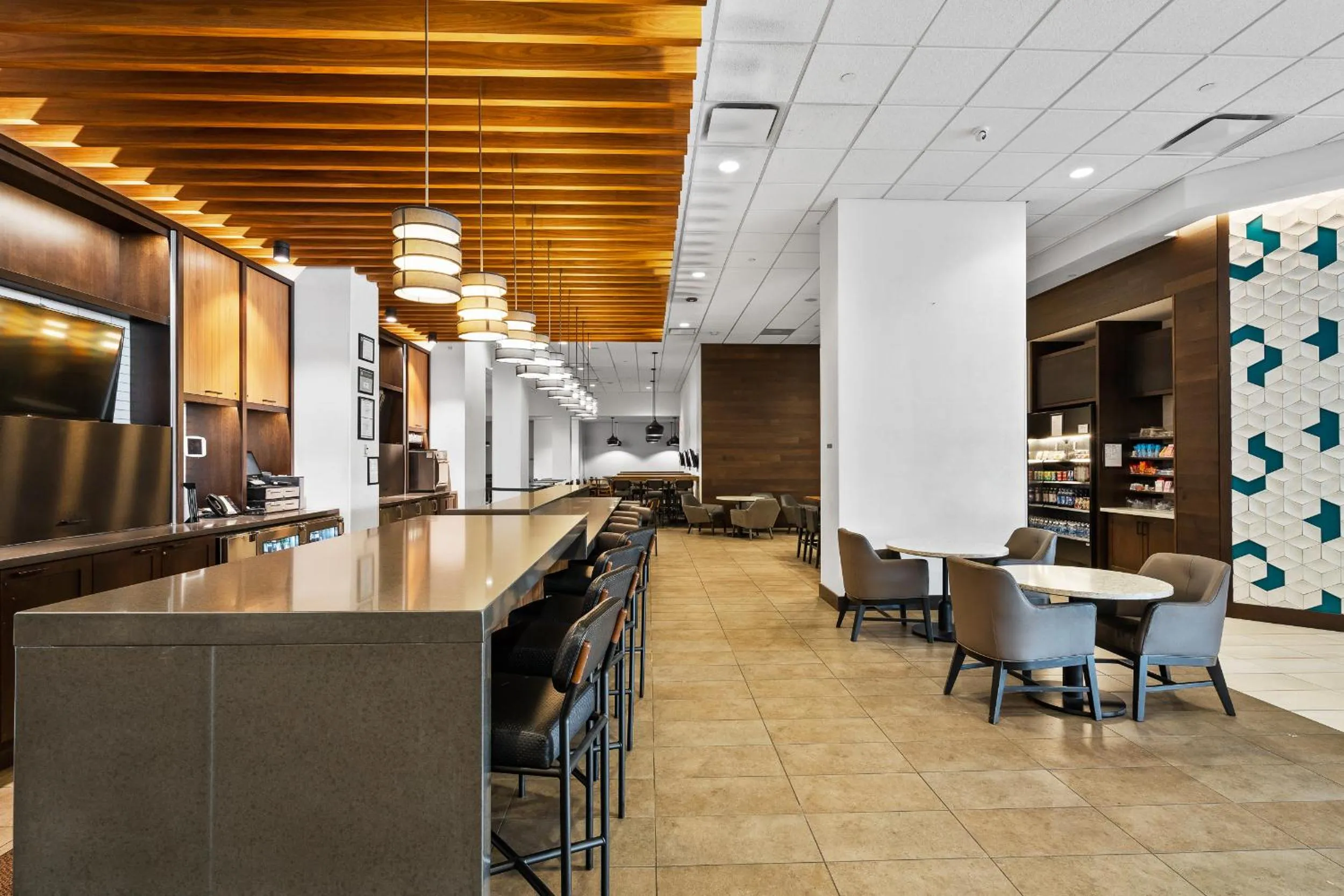 Lounge or bar in Hyatt Place Chicago O'Hare Airport