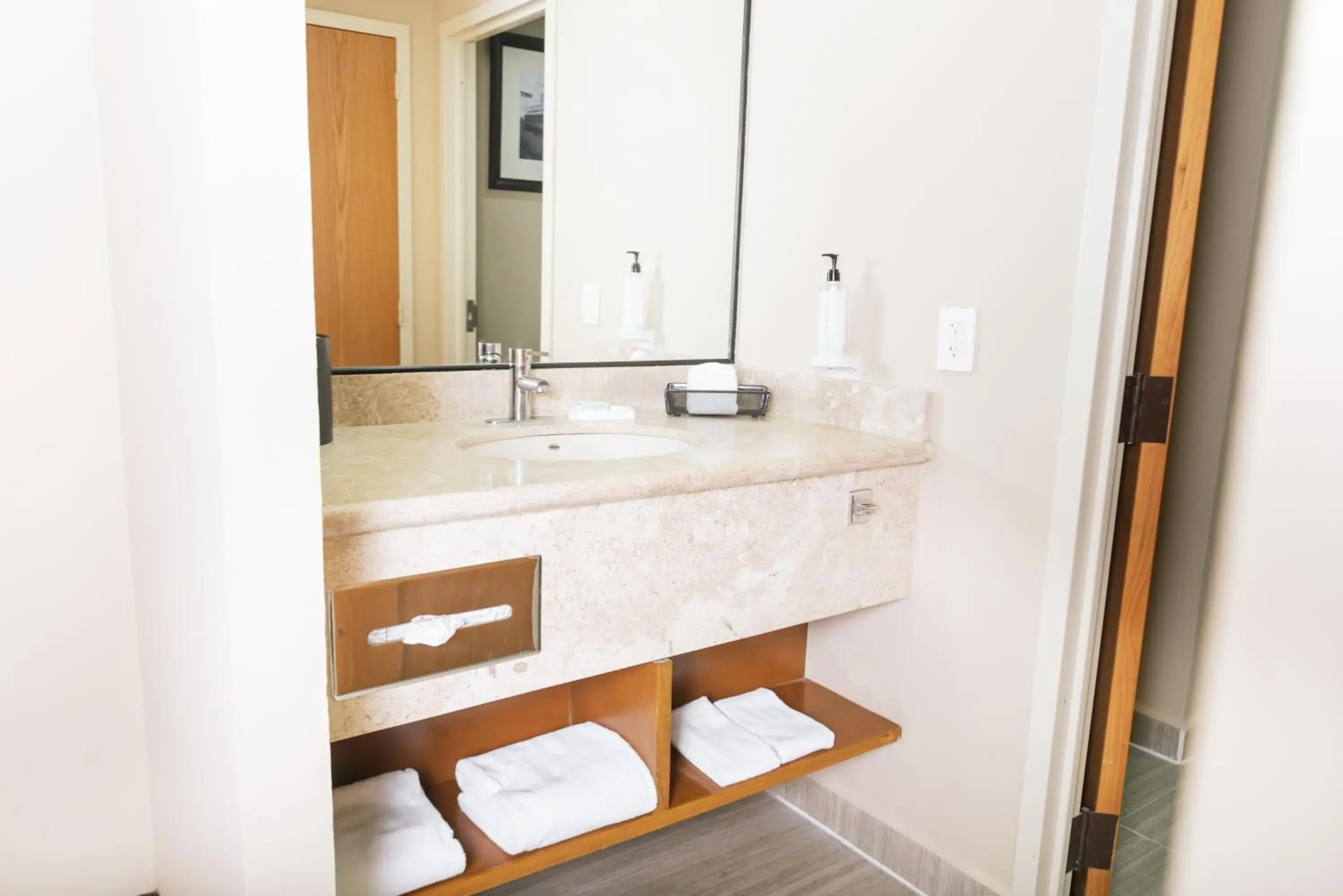 King Room with Sofa Bed - Non-Smoking in Hampton Inn Tampico Zona Dorada King Room with Sofa Bed - Non-Smoking in Hampton Inn Tampico Zona Dorada