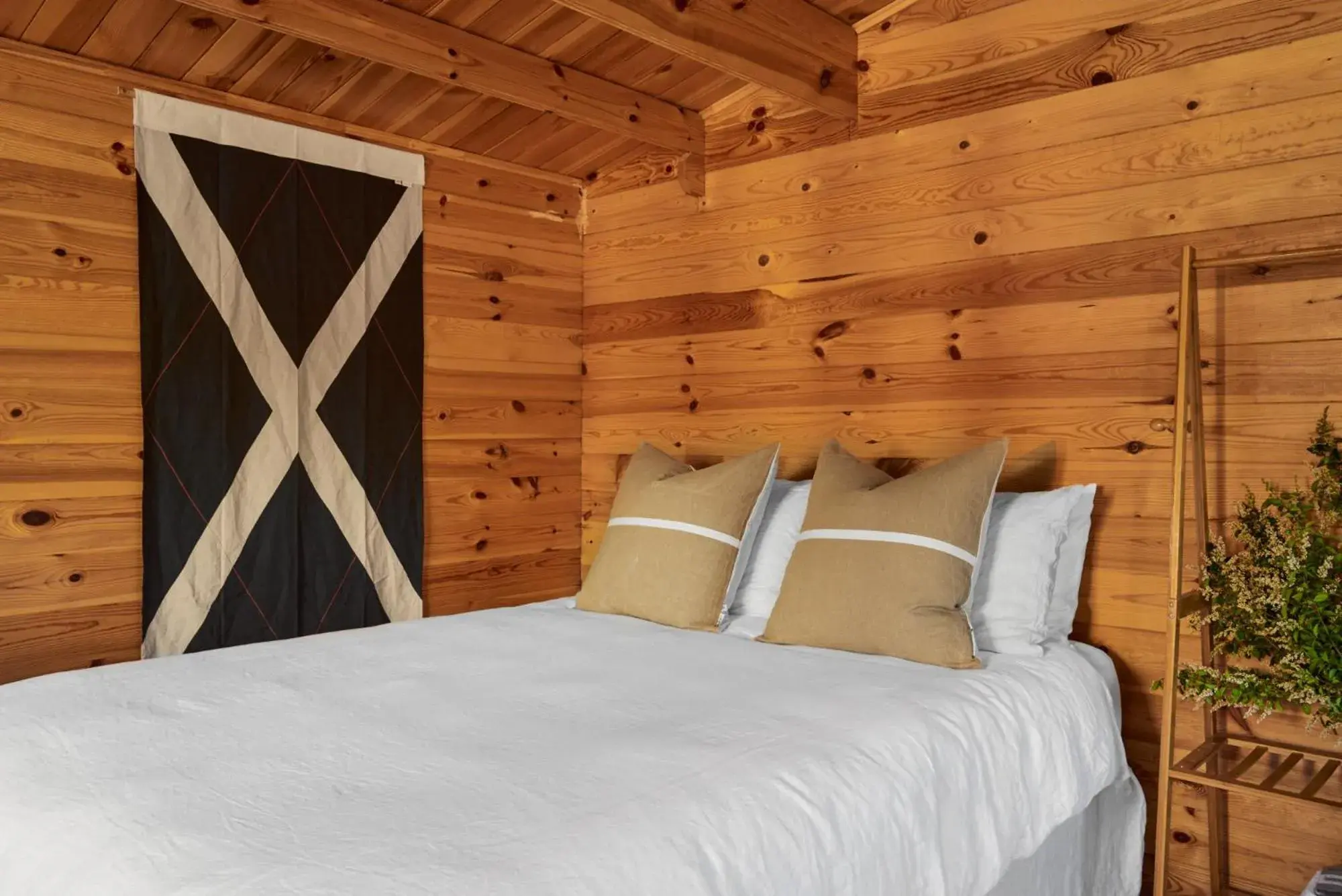 Basic Triple Room with Shared Bathroom in Tenterfield Lodge Caravan Park Basic Triple Room with Shared Bathroom in Tenterfield Lodge Caravan Park