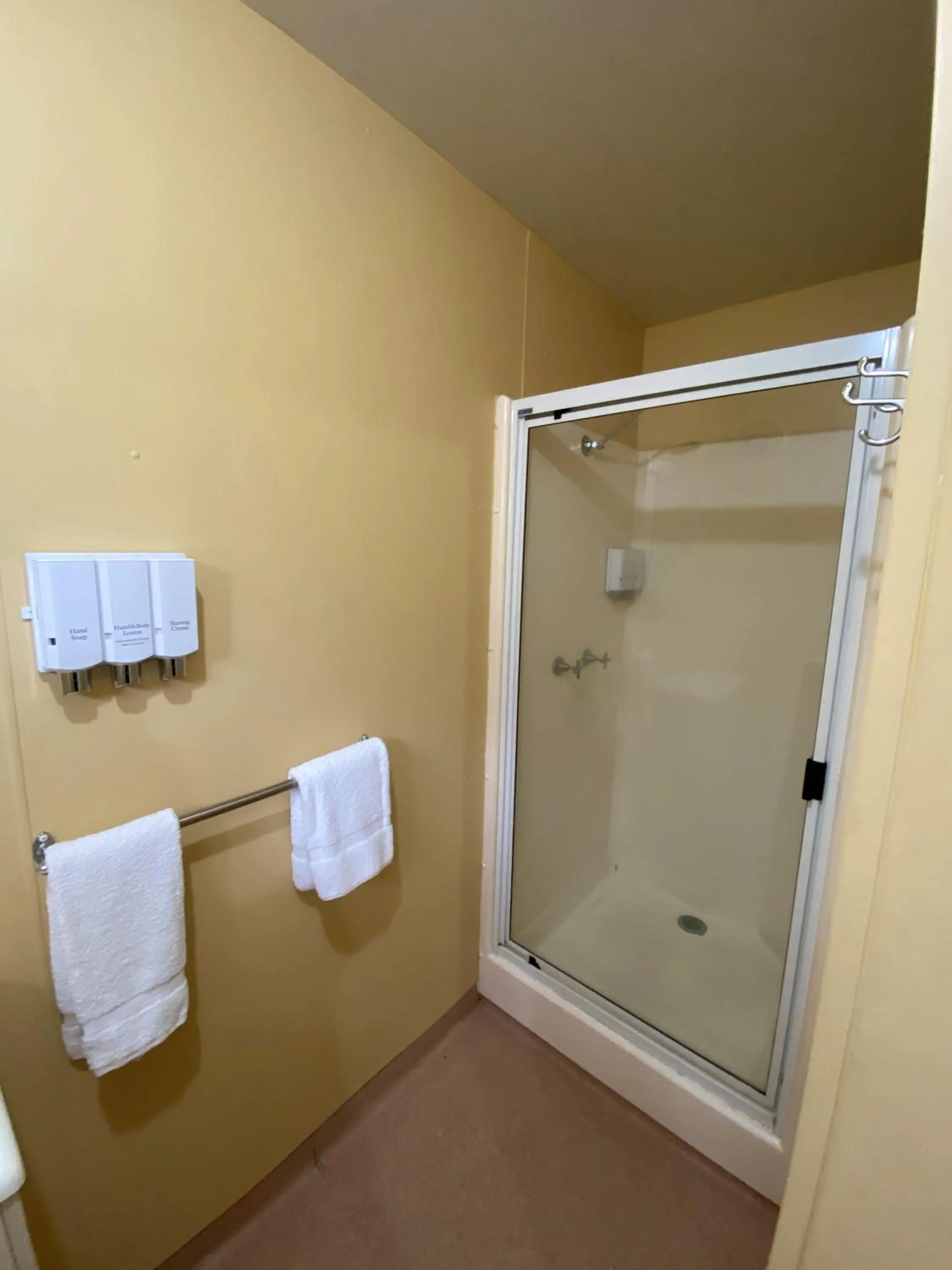 Shower in Wongai Beach Hotel