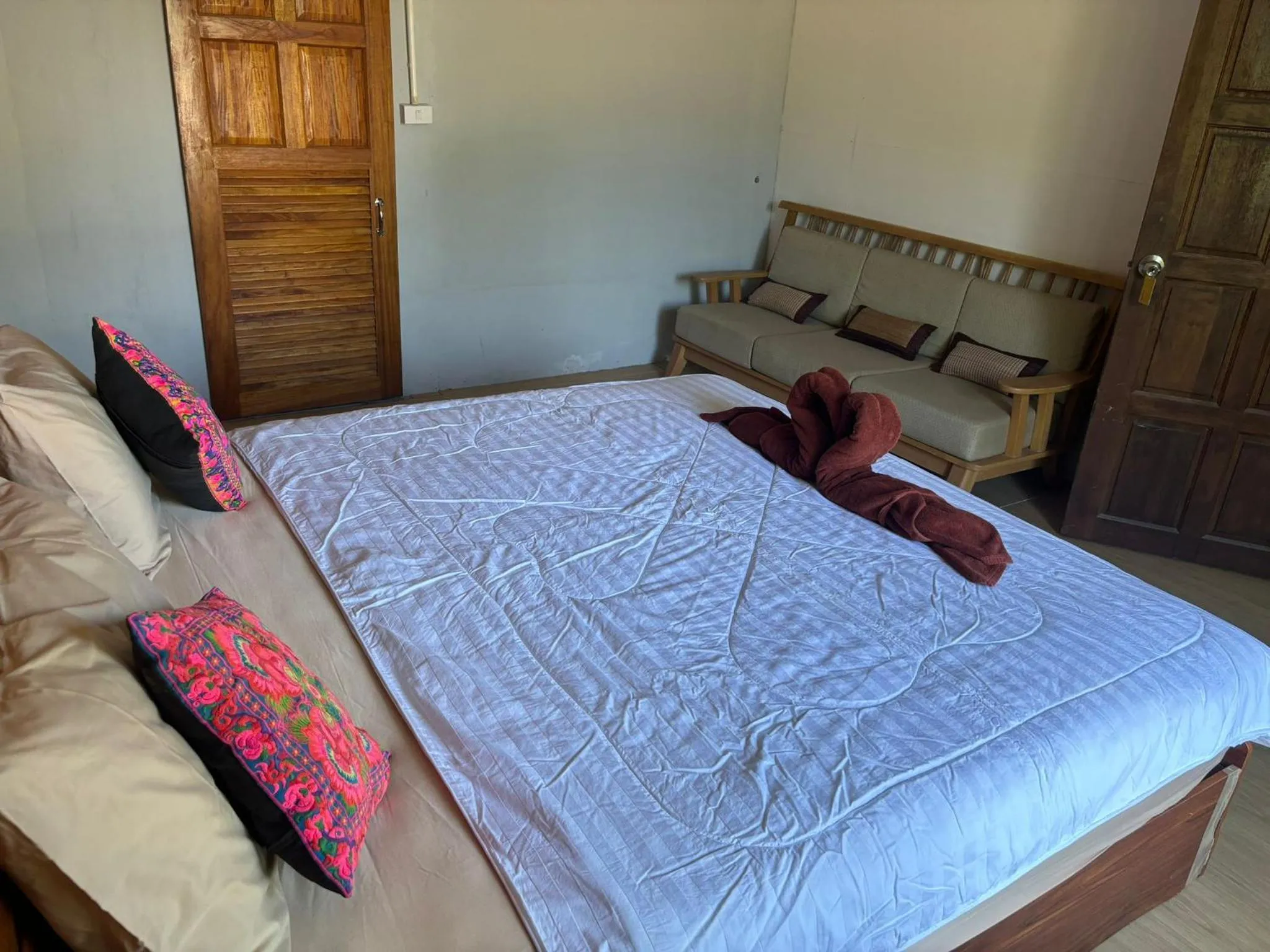 Bed in Tonmai Suites