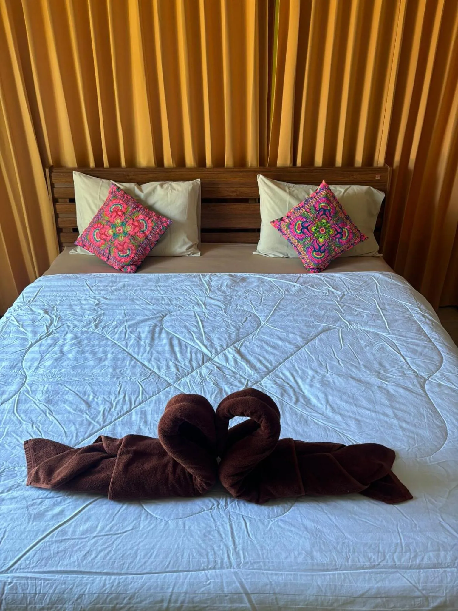 Bed in Tonmai Suites