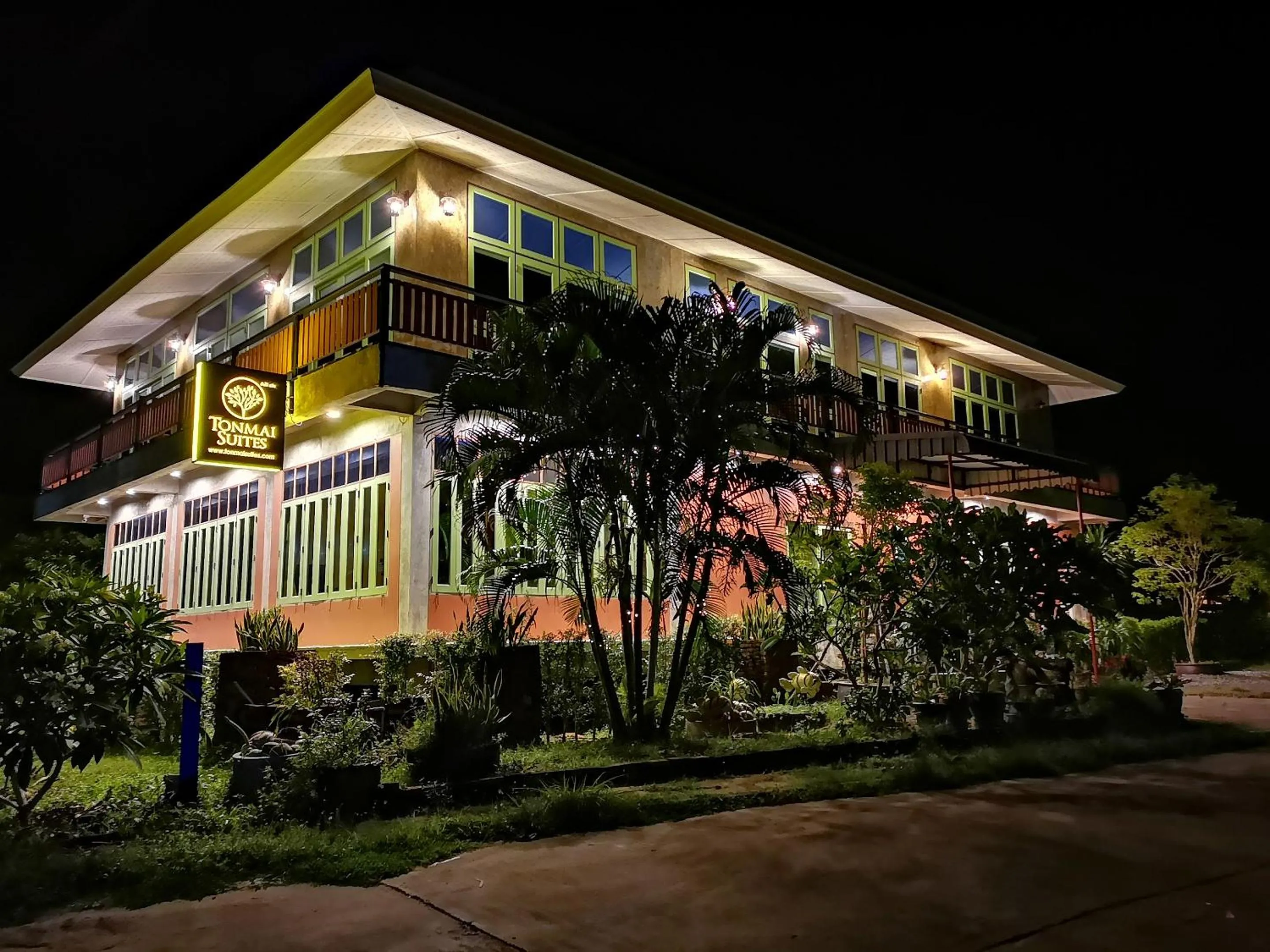 Facade/entrance in Tonmai Suites