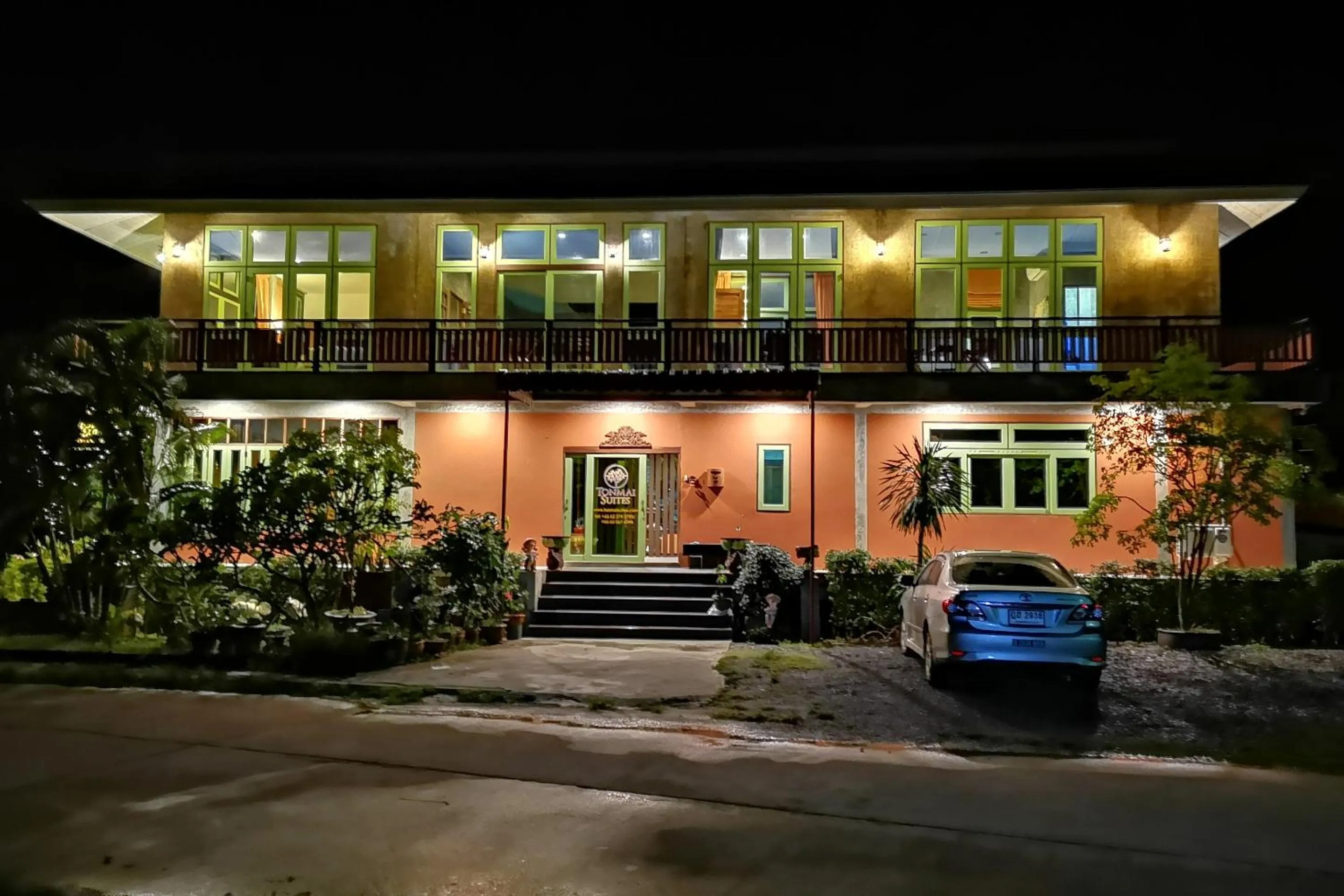 Facade/entrance in Tonmai Suites