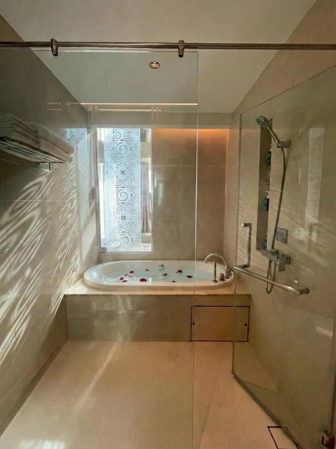 Shower in Grand Vista Hotel Chiangrai