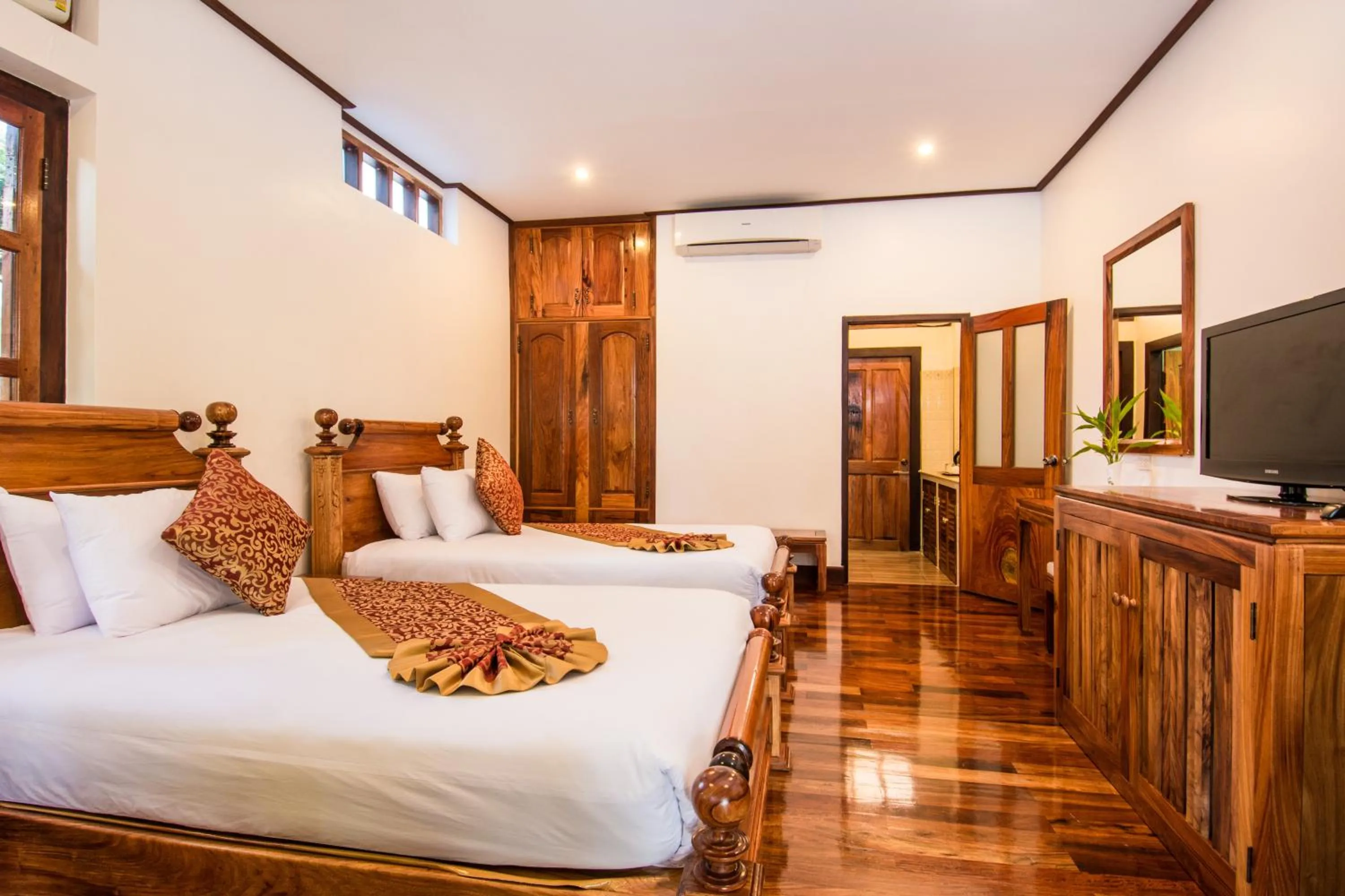 Shower, Bed in Villa Ang Thong