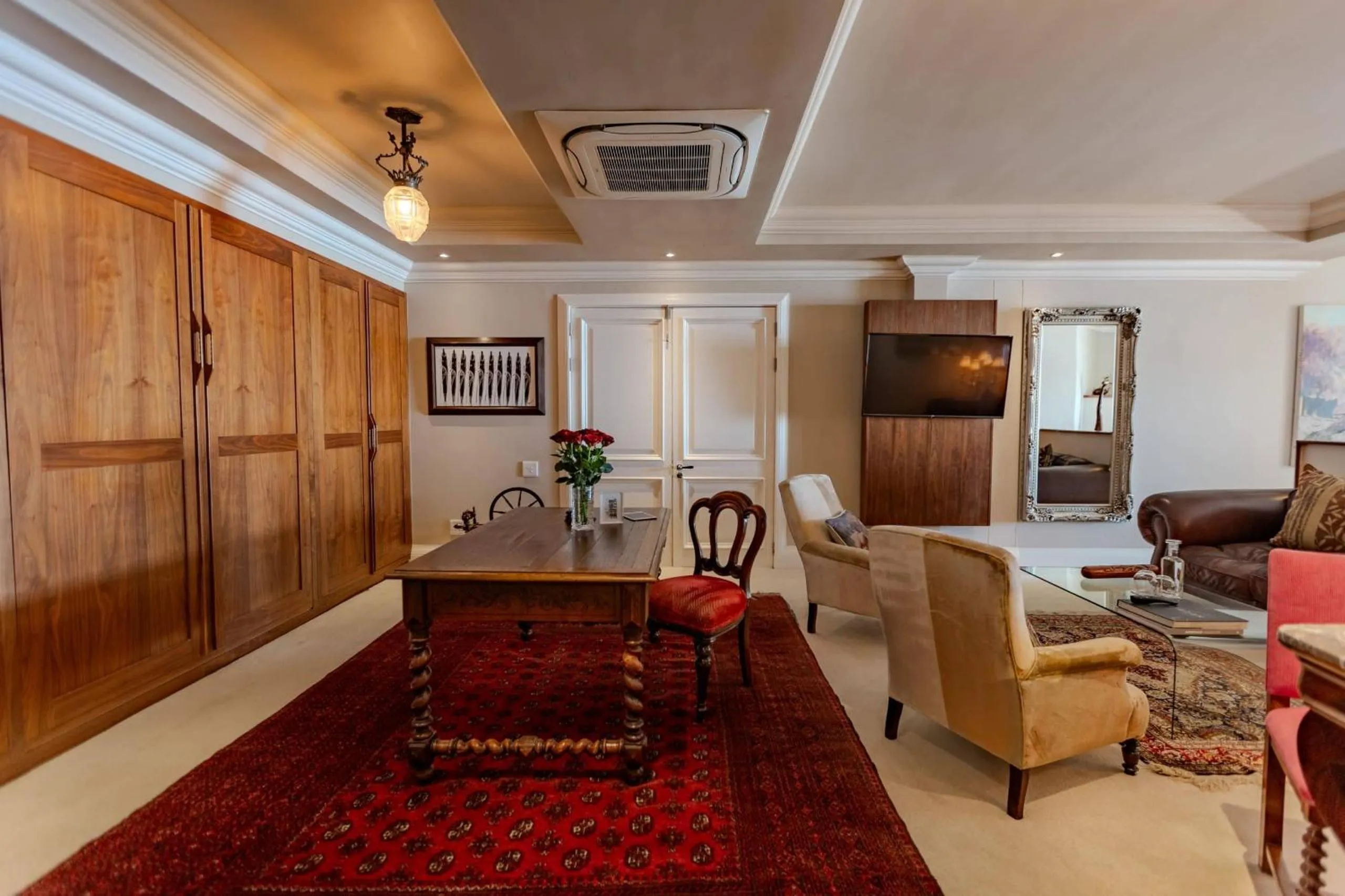 TV and multimedia in 21 Nettleton Boutique Hotel & Luxury Residence