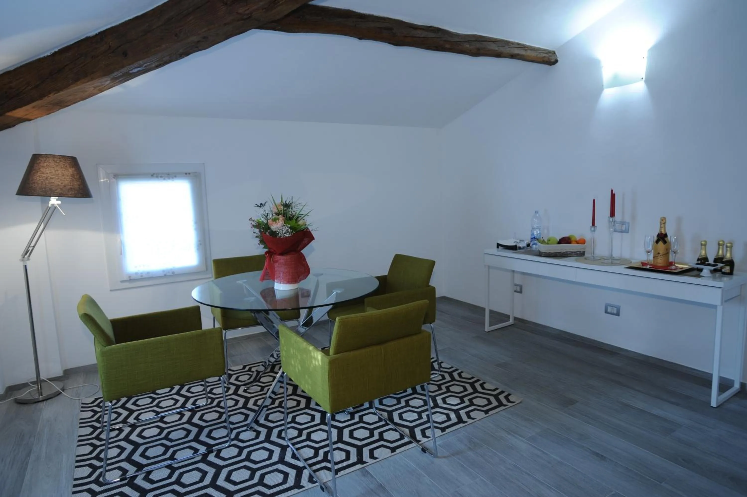 Seating area in H5-5H Luxury Room