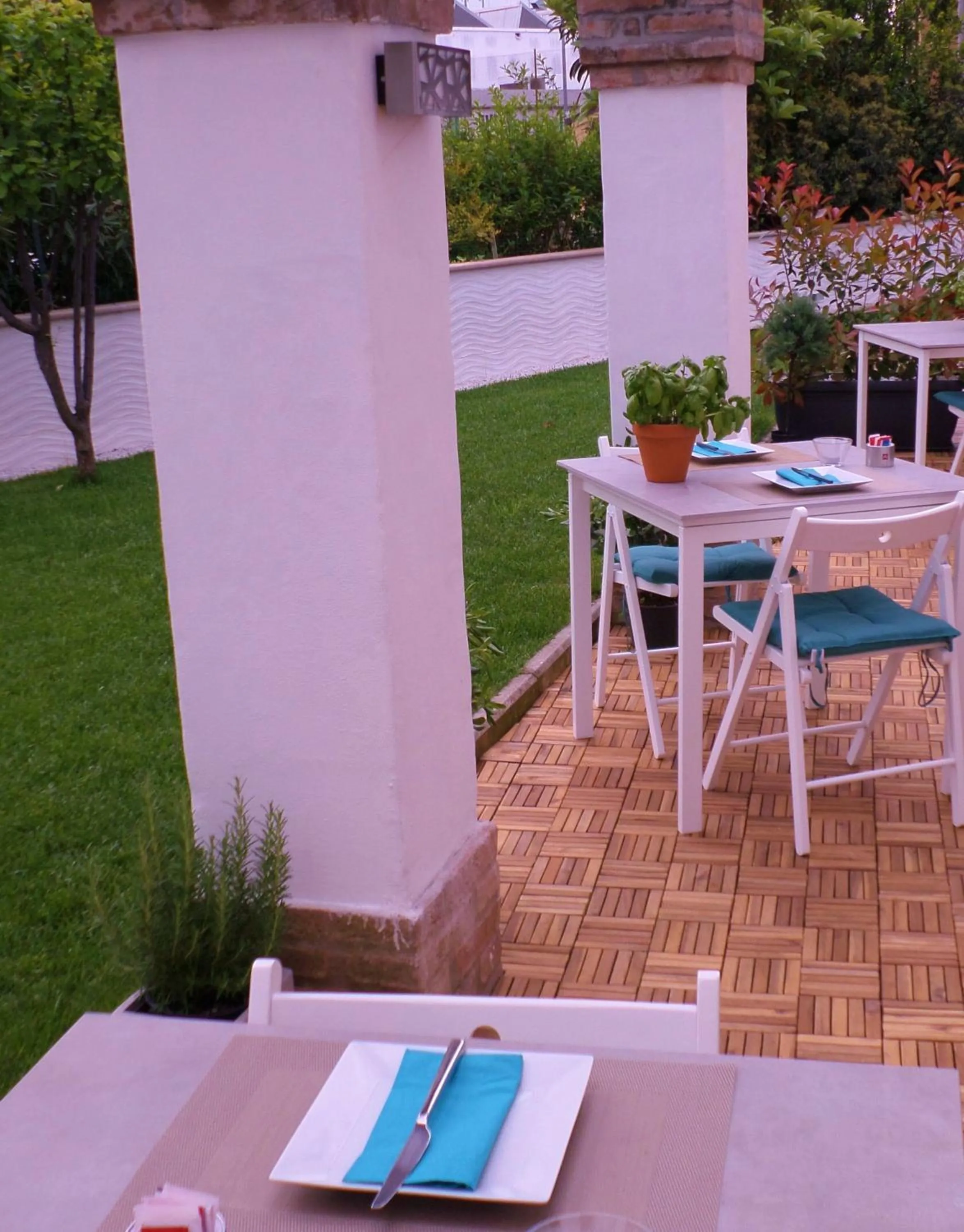 Restaurant/places to eat in H5-5H Luxury Room