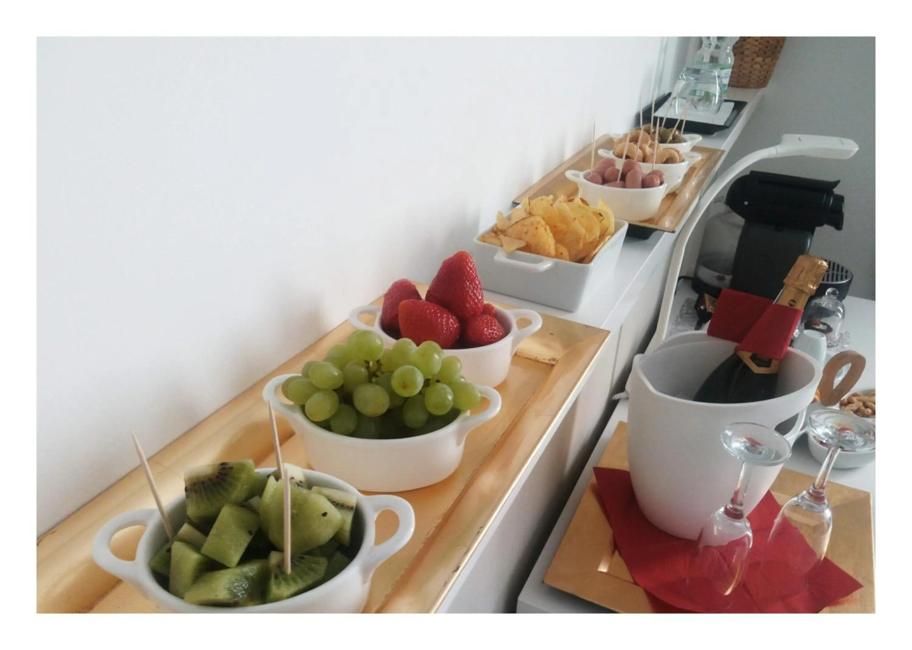 Food and drinks in H5-5H Luxury Room