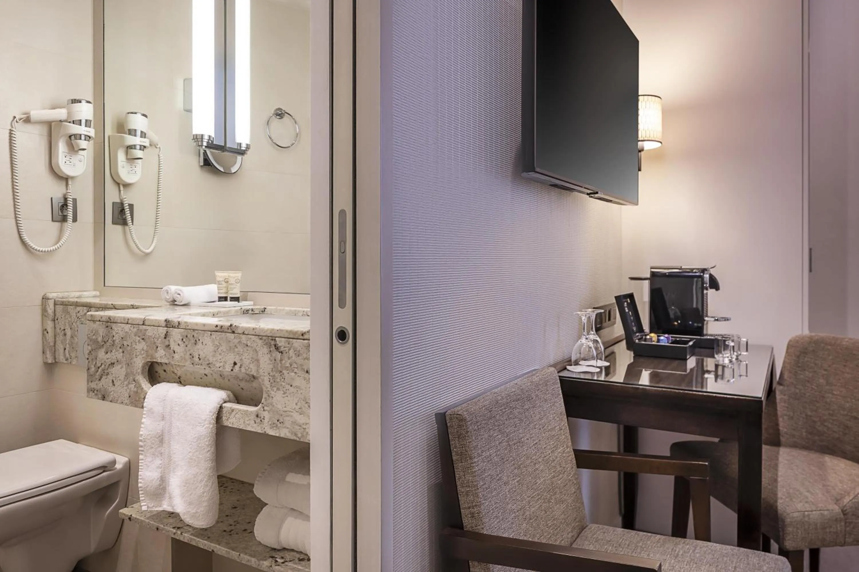 Bedroom in Best Western Plus Hotel Sydney Opera