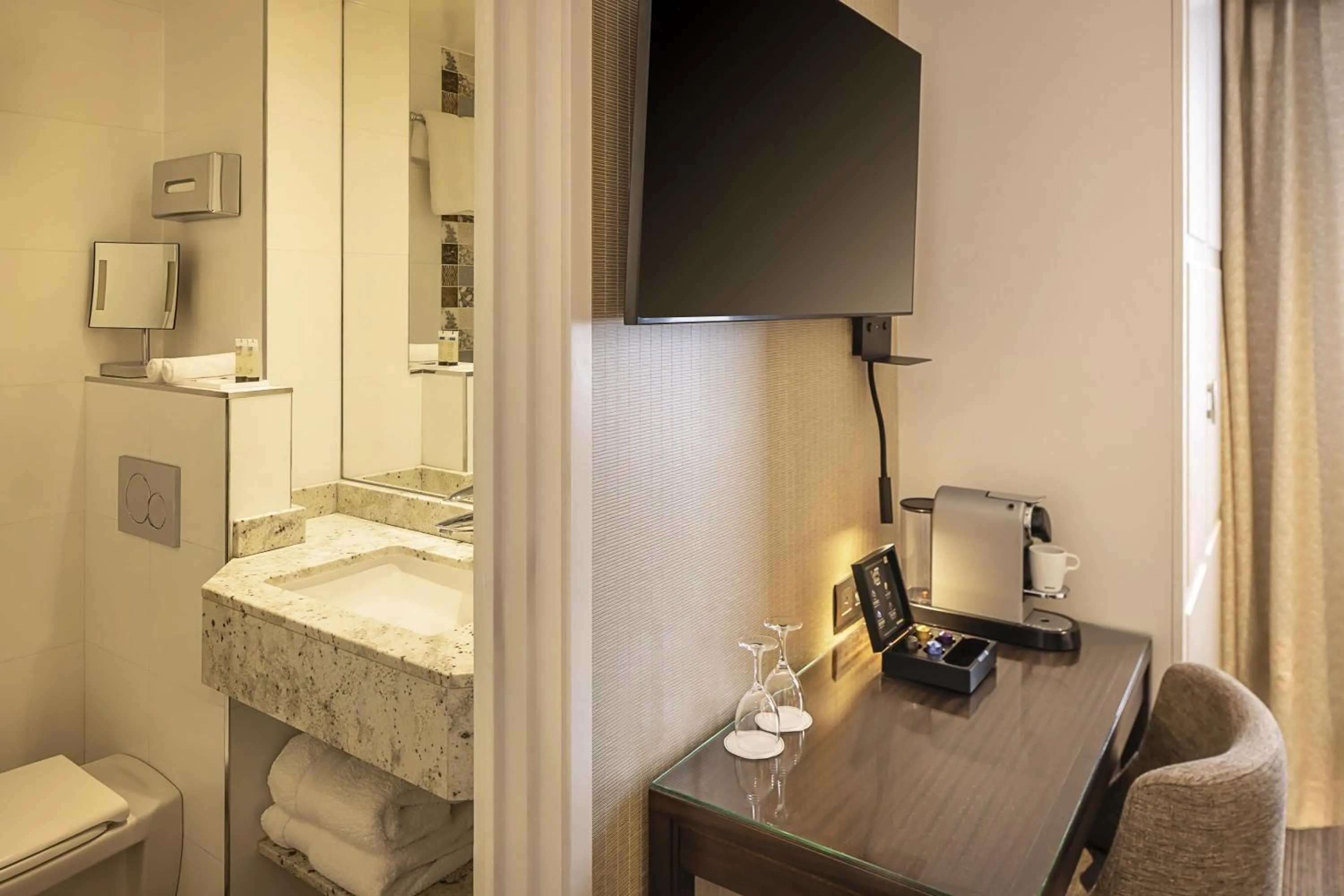 Bedroom in Best Western Plus Hotel Sydney Opera