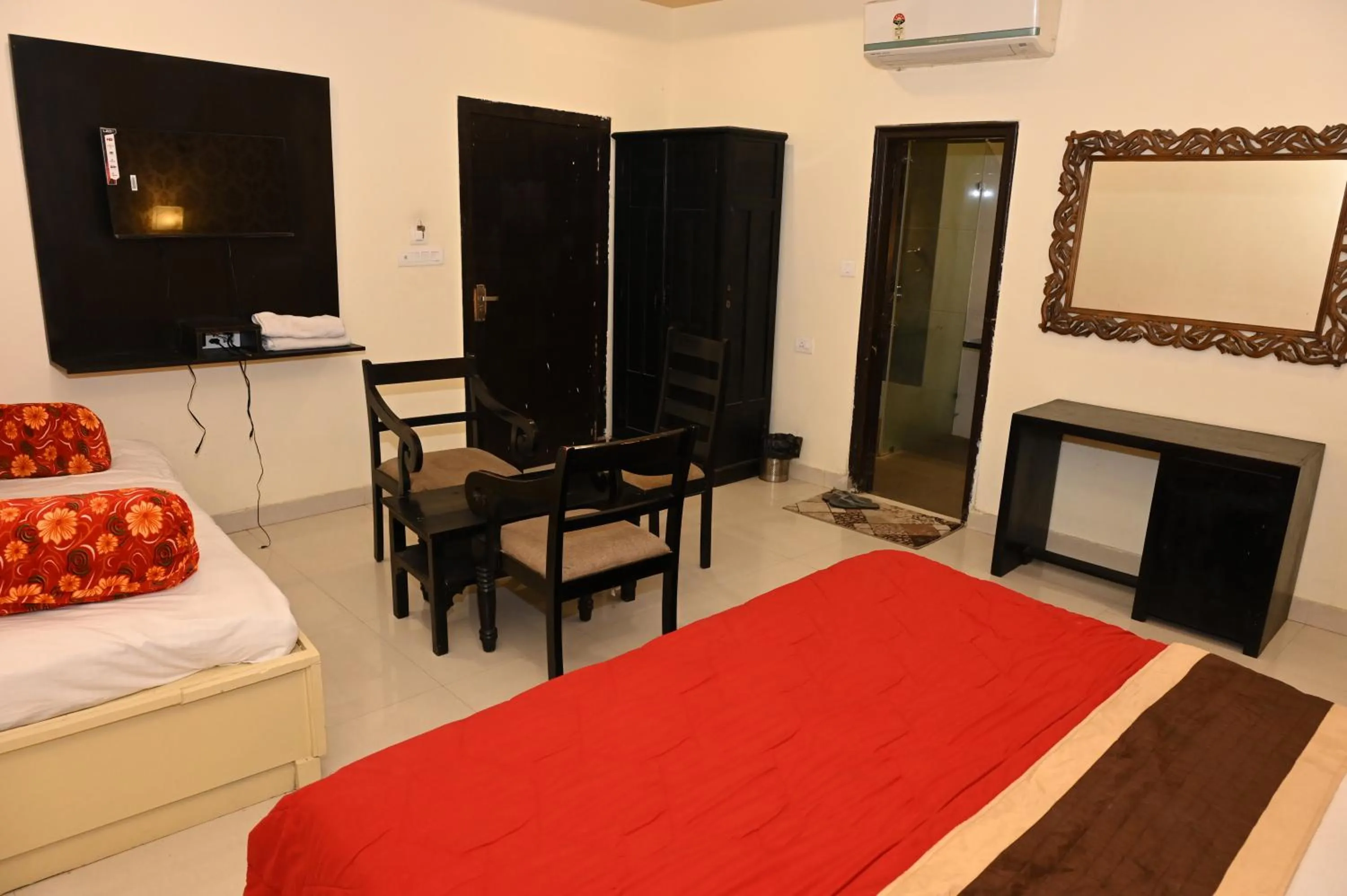 TV and multimedia, Bed in Om Heritage Haveli