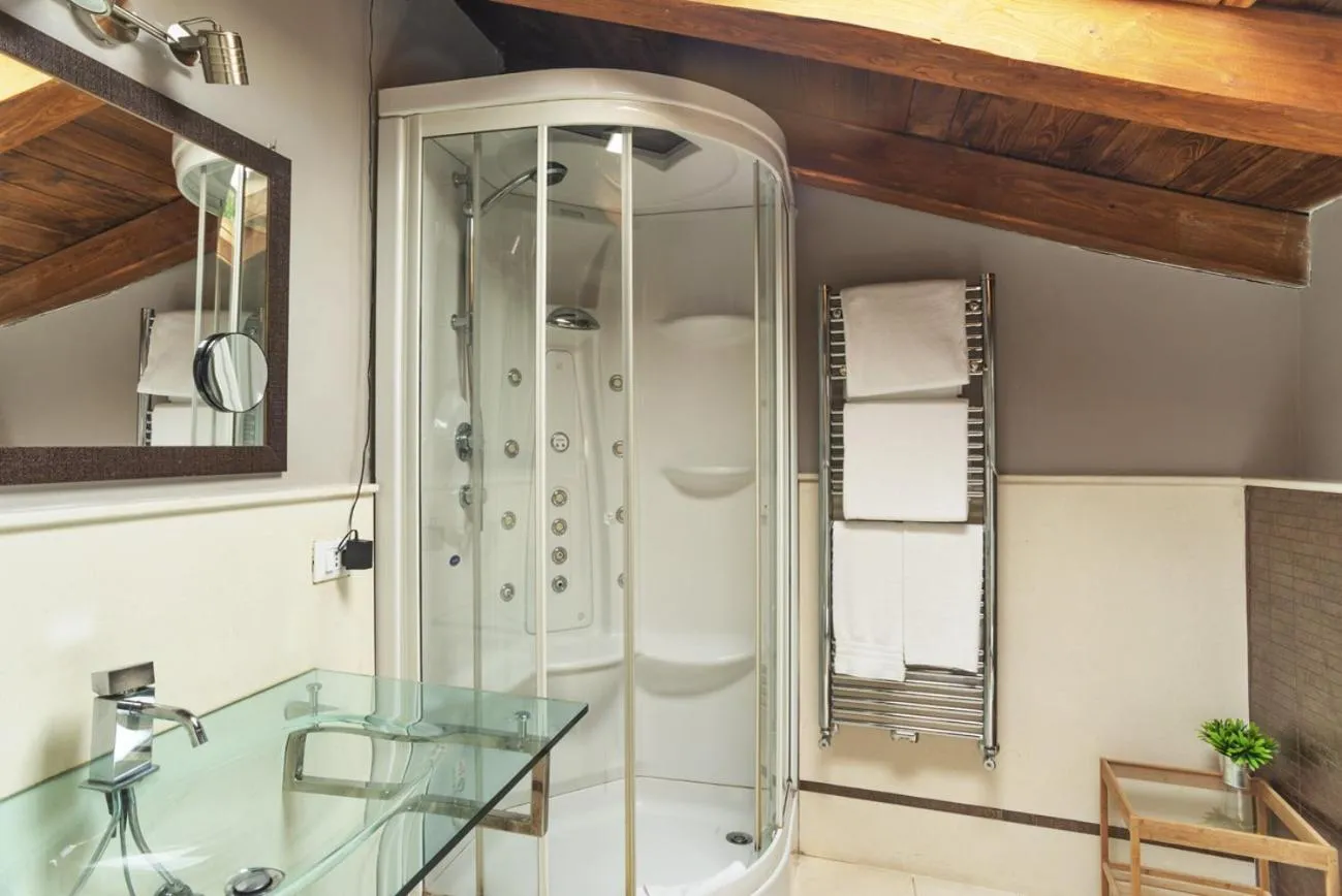 Shower in Etruria Relais and Wine