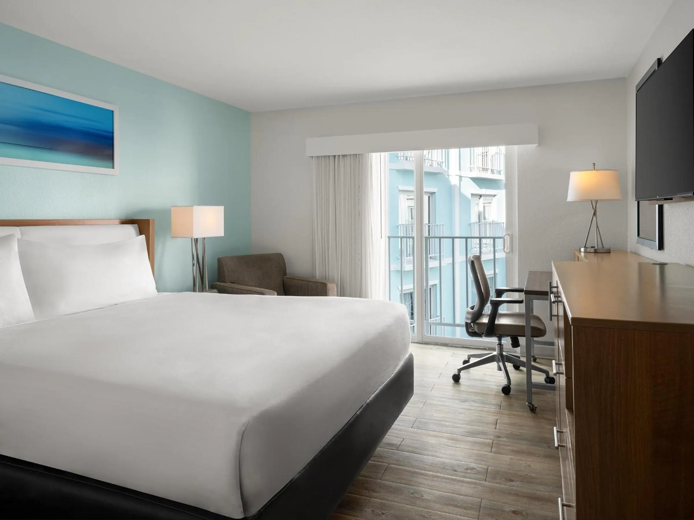 Photo of the whole room, Bed in Courtyard by Marriott Nassau Downtown/Junkanoo Beach