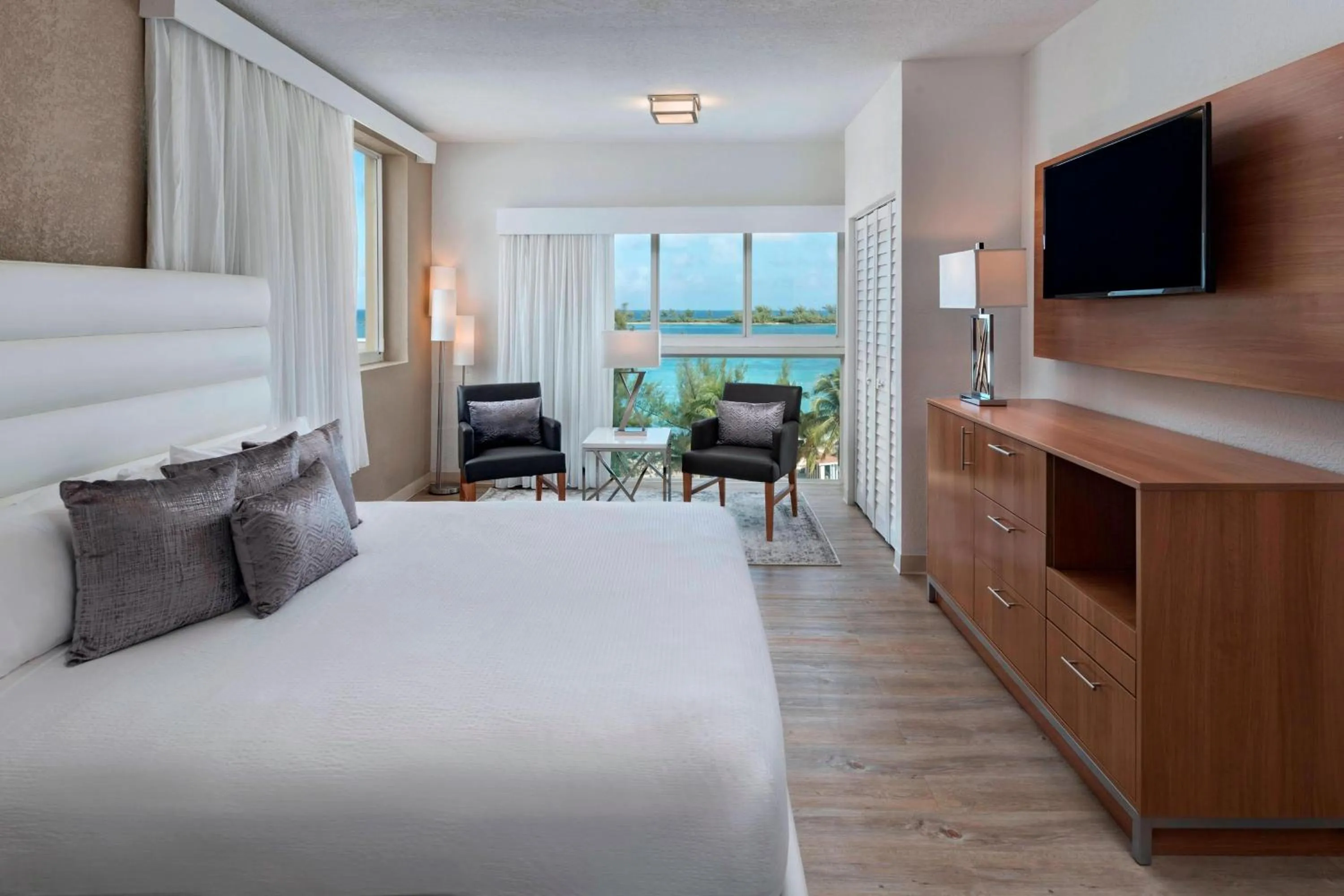 Bedroom, Bed in Courtyard by Marriott Nassau Downtown/Junkanoo Beach
