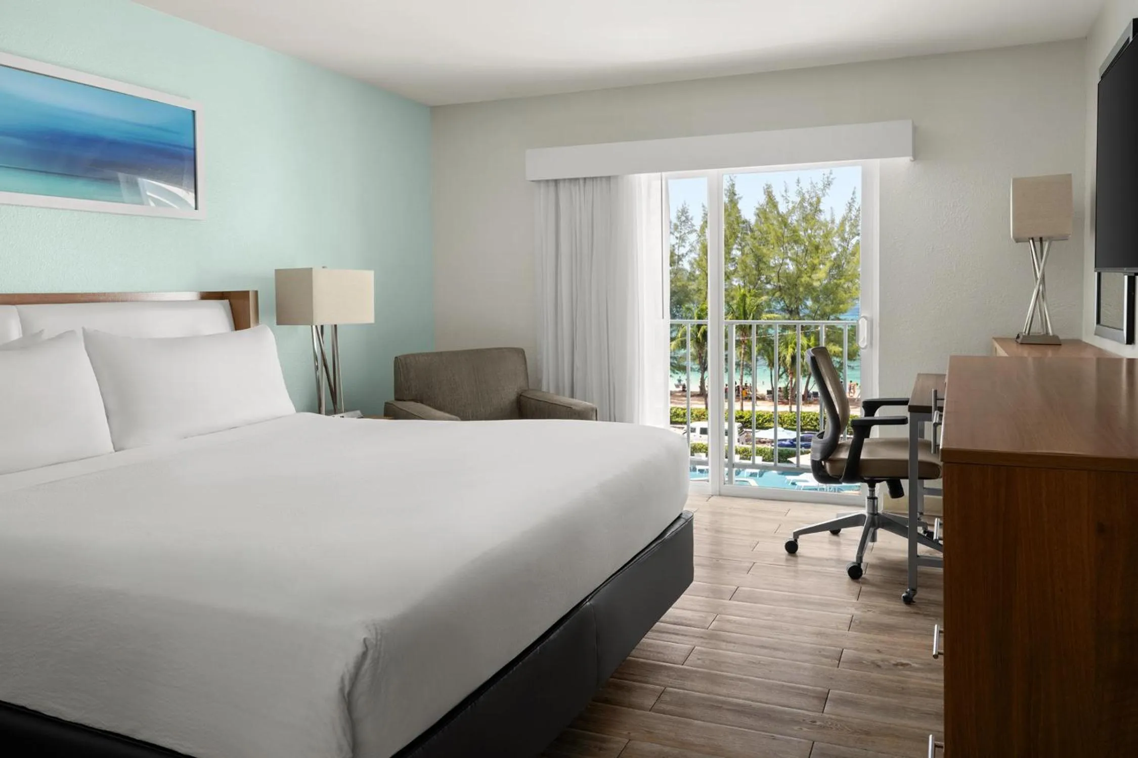 Photo of the whole room, Bed in Courtyard by Marriott Nassau Downtown/Junkanoo Beach