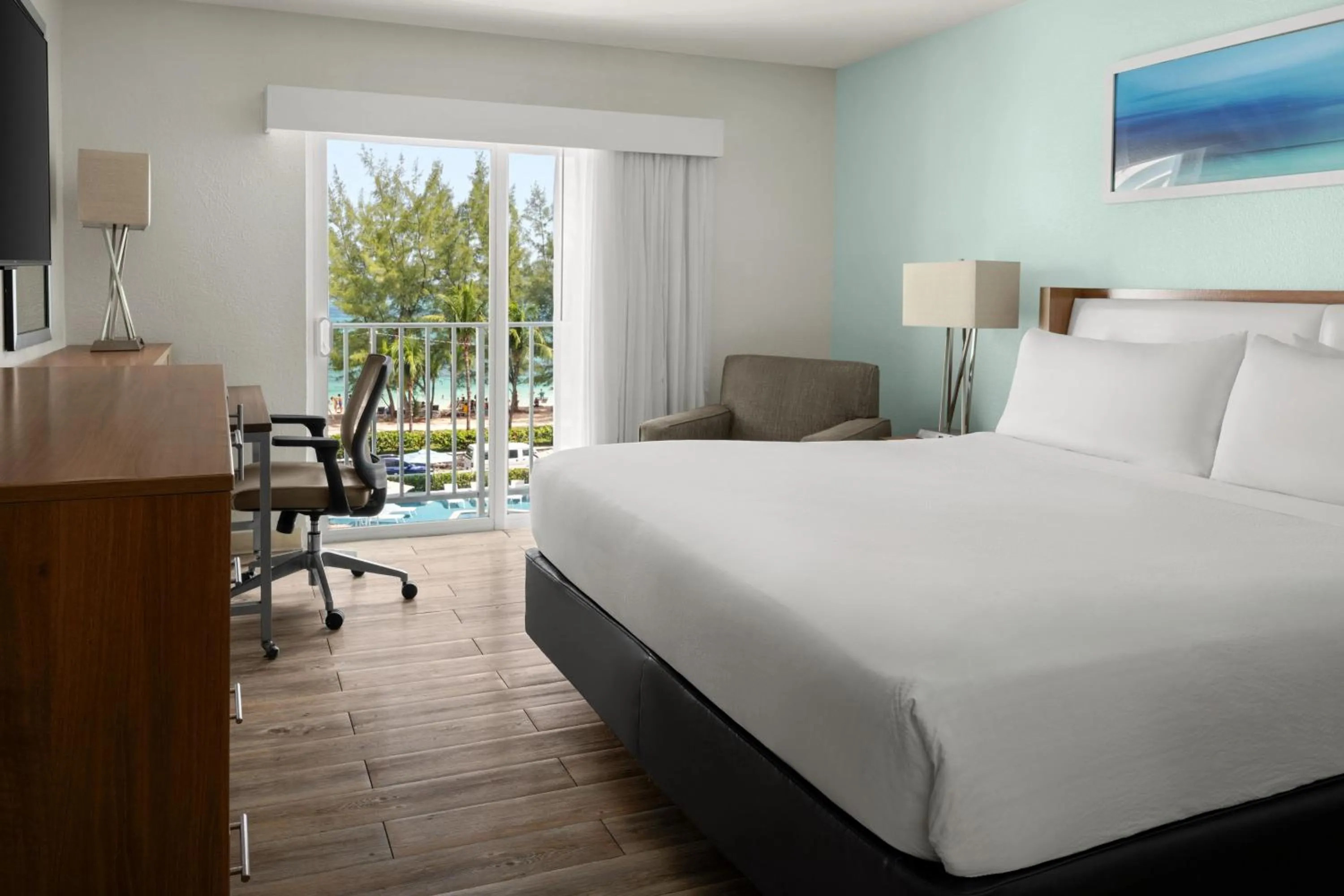 Photo of the whole room, Bed in Courtyard by Marriott Nassau Downtown/Junkanoo Beach