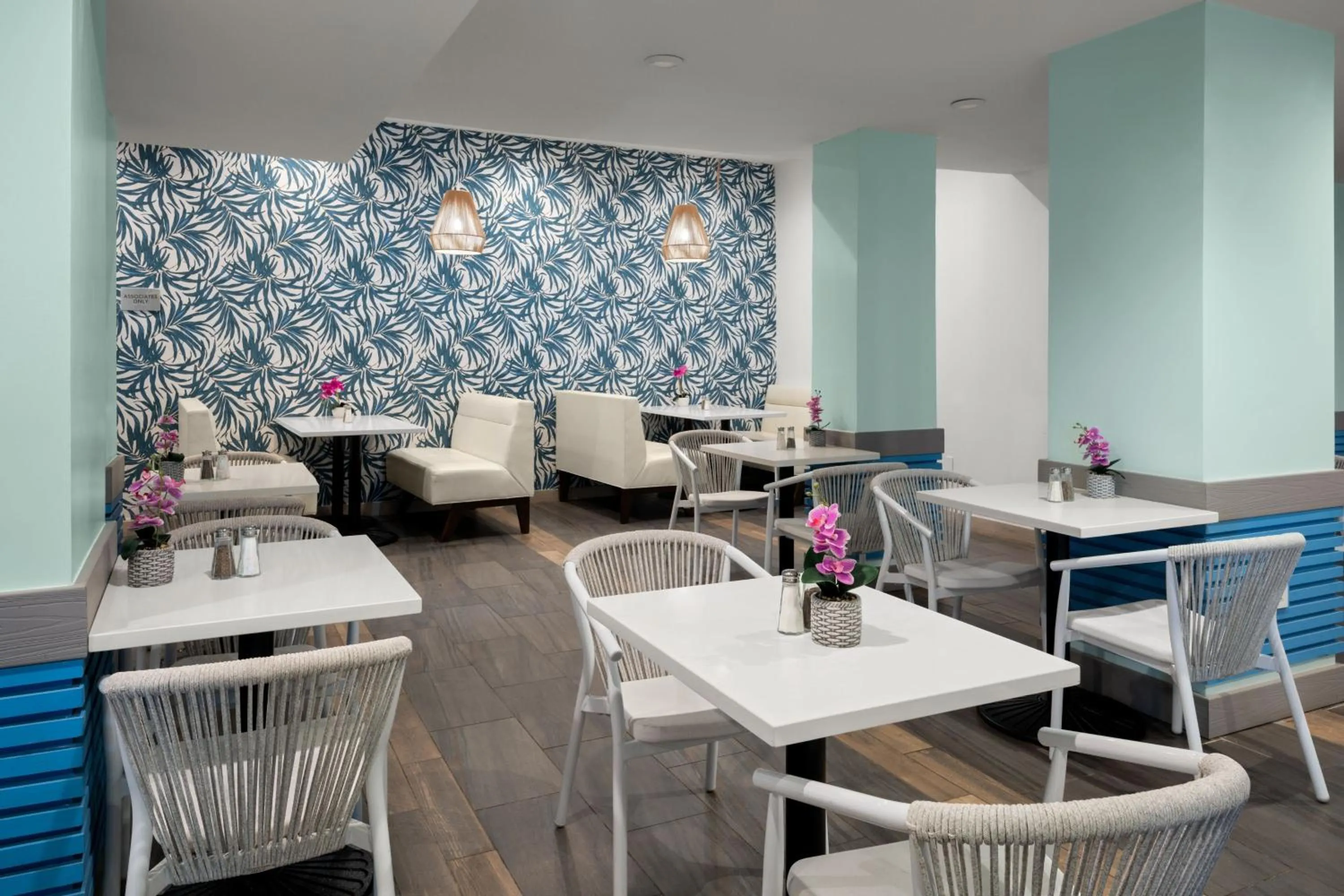 Restaurant/places to eat in Courtyard by Marriott Nassau Downtown/Junkanoo Beach