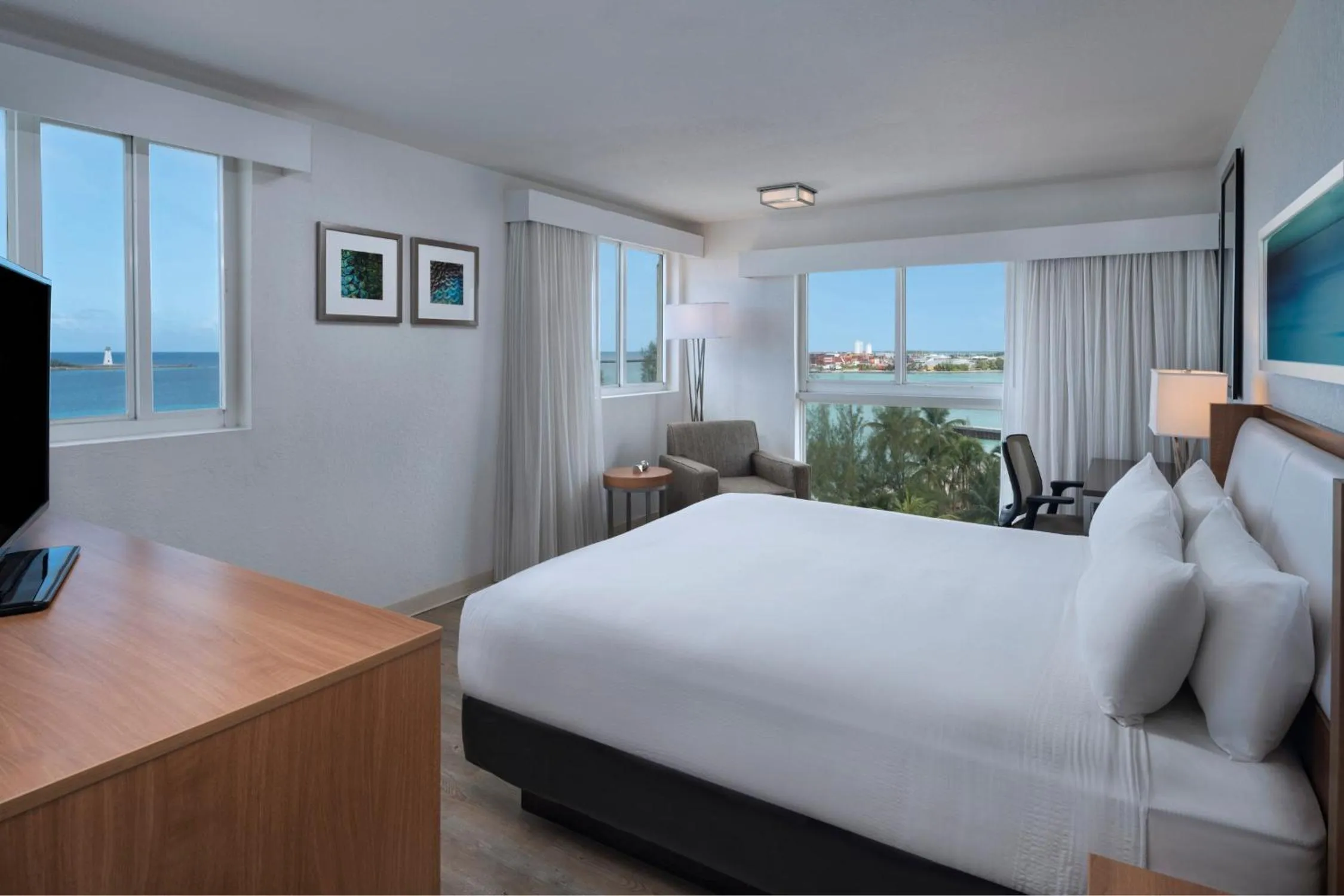 Photo of the whole room, Bed in Courtyard by Marriott Nassau Downtown/Junkanoo Beach