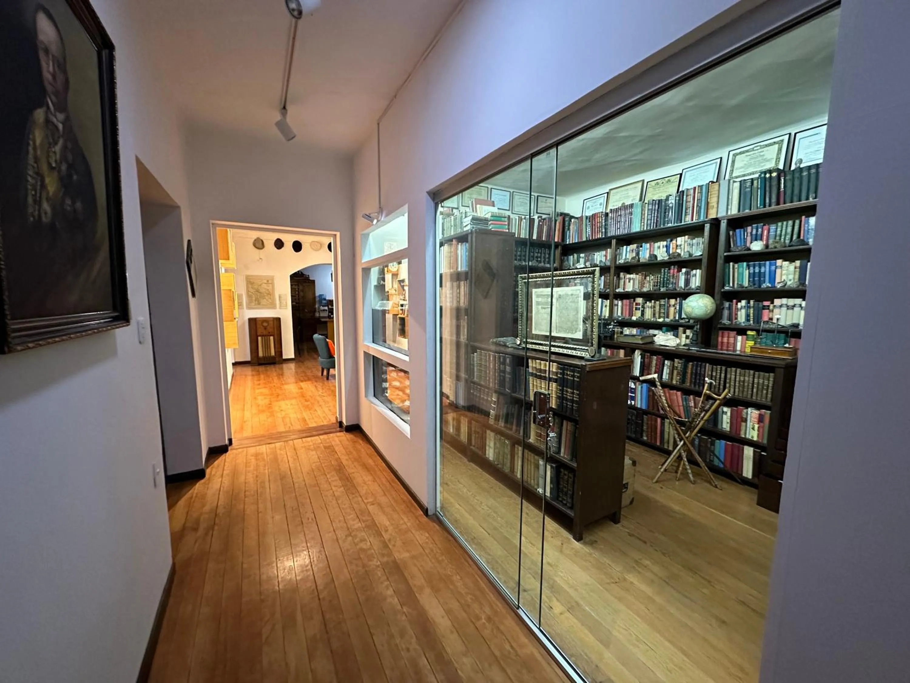 Library in El Museo Hotel Boutique