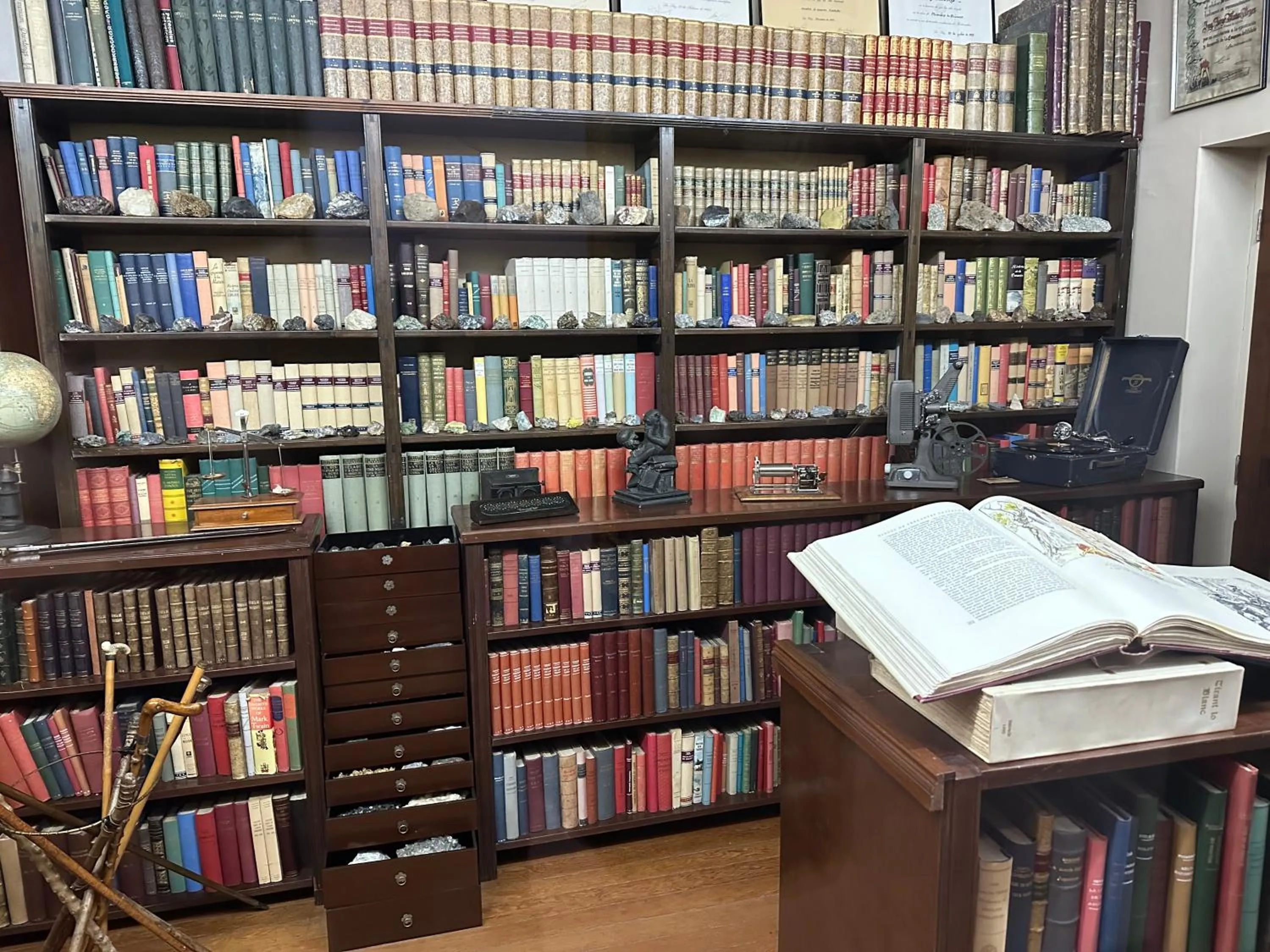 Library in El Museo Hotel Boutique