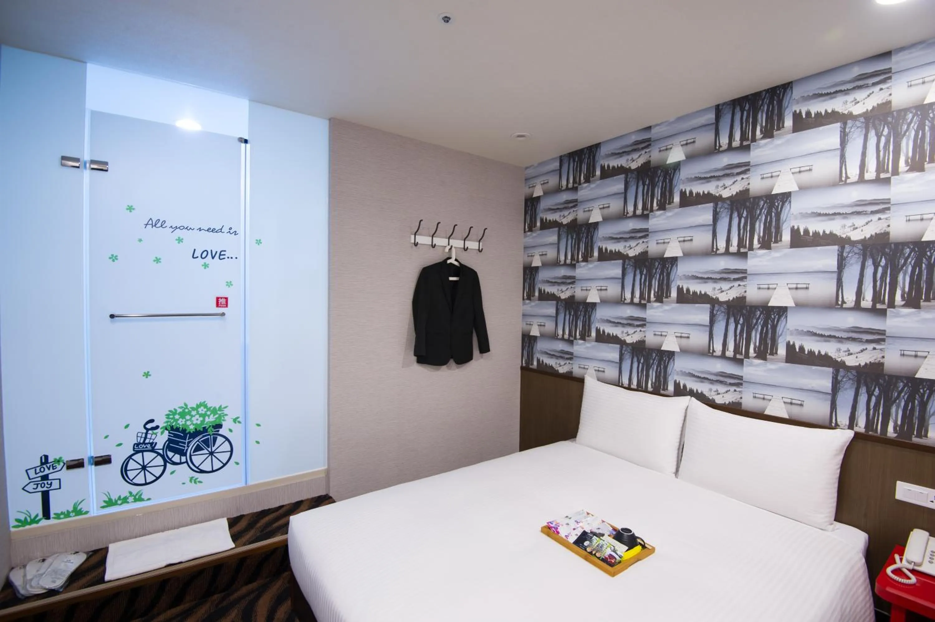 Bathroom, Bed in Hotel 6 - ZhongHua