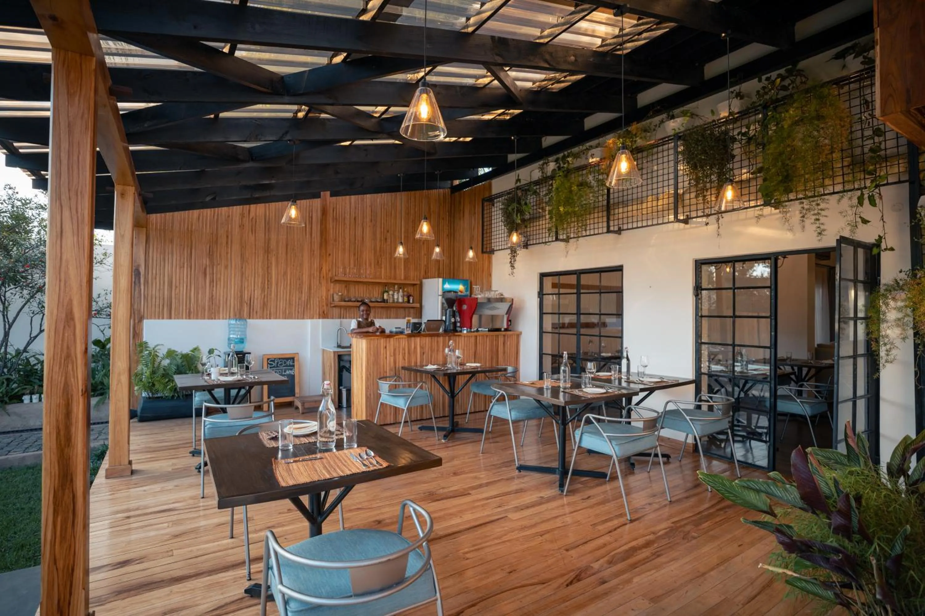 Restaurant/places to eat in Brubru Lodge