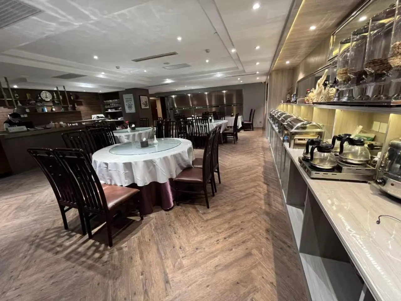 Restaurant/places to eat in National Jade Hotel