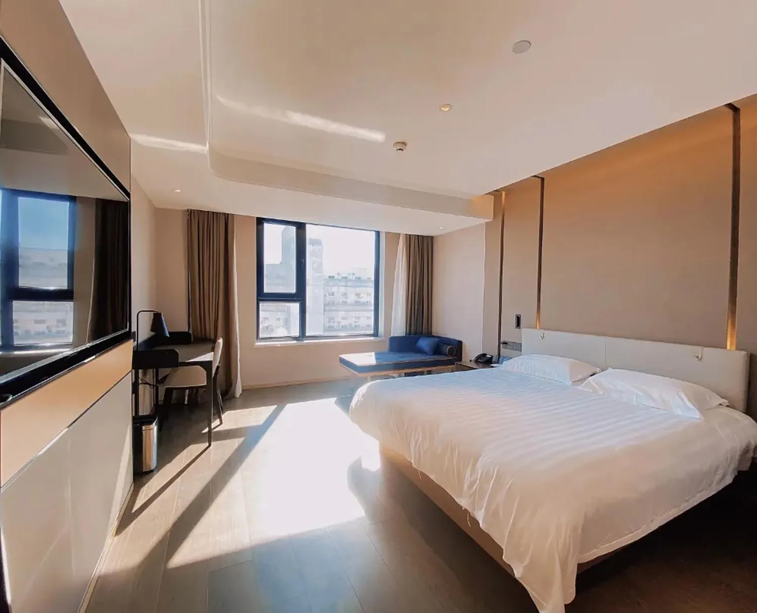 Communal lounge/ TV room, Bed in National Jade Hotel