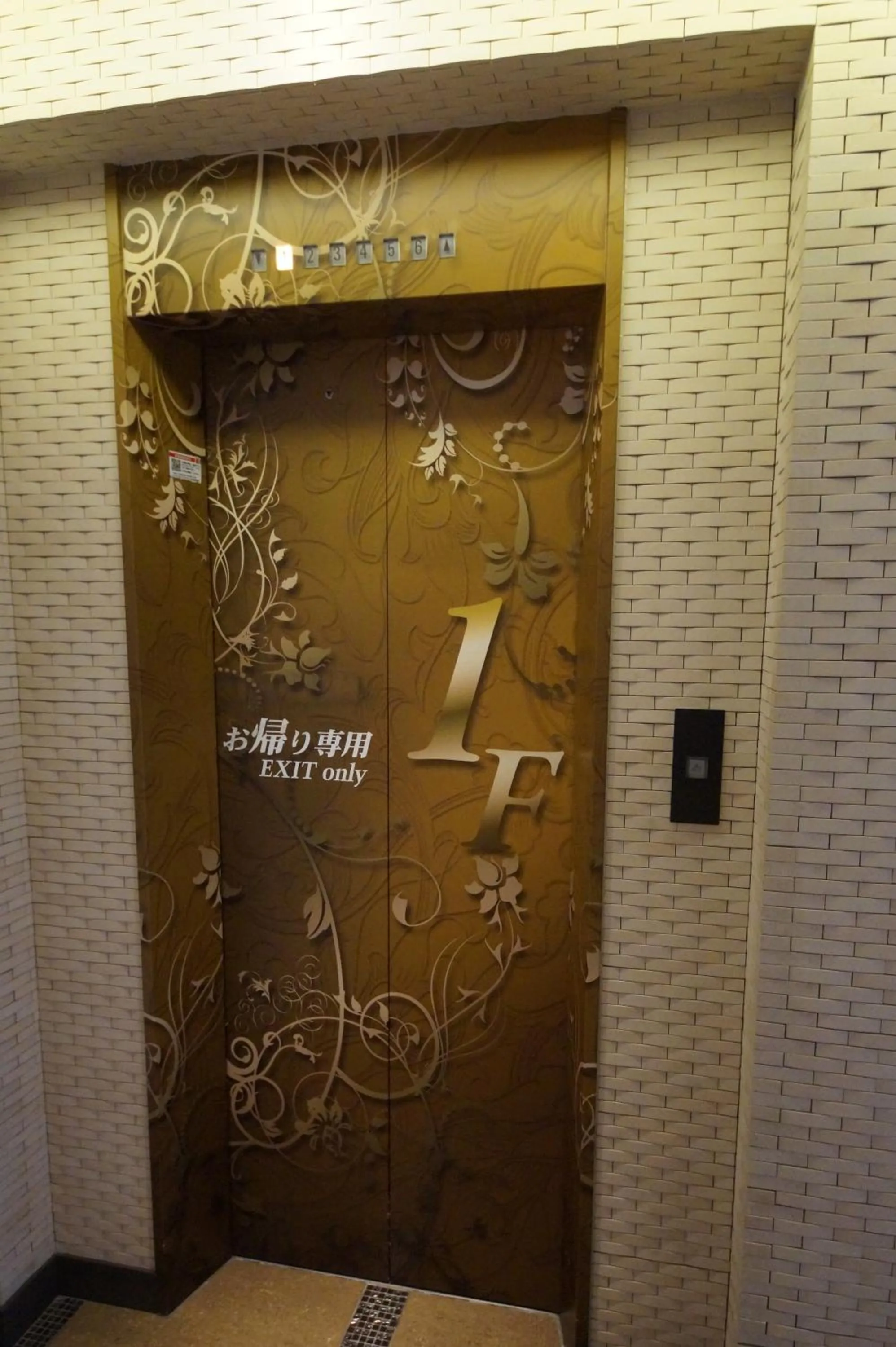 elevator in Hotel Lei