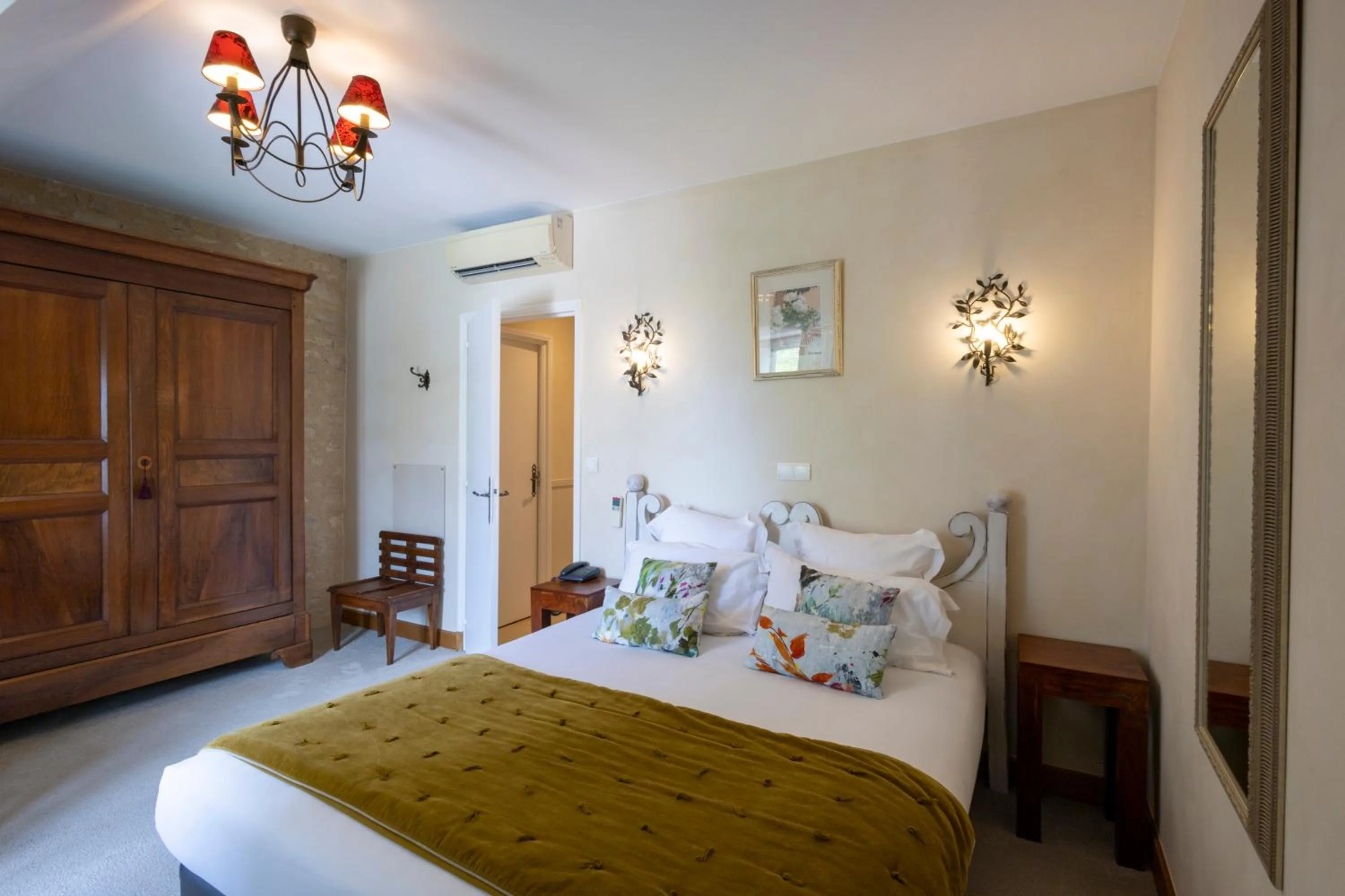 Bed in Hôtel Le Clos