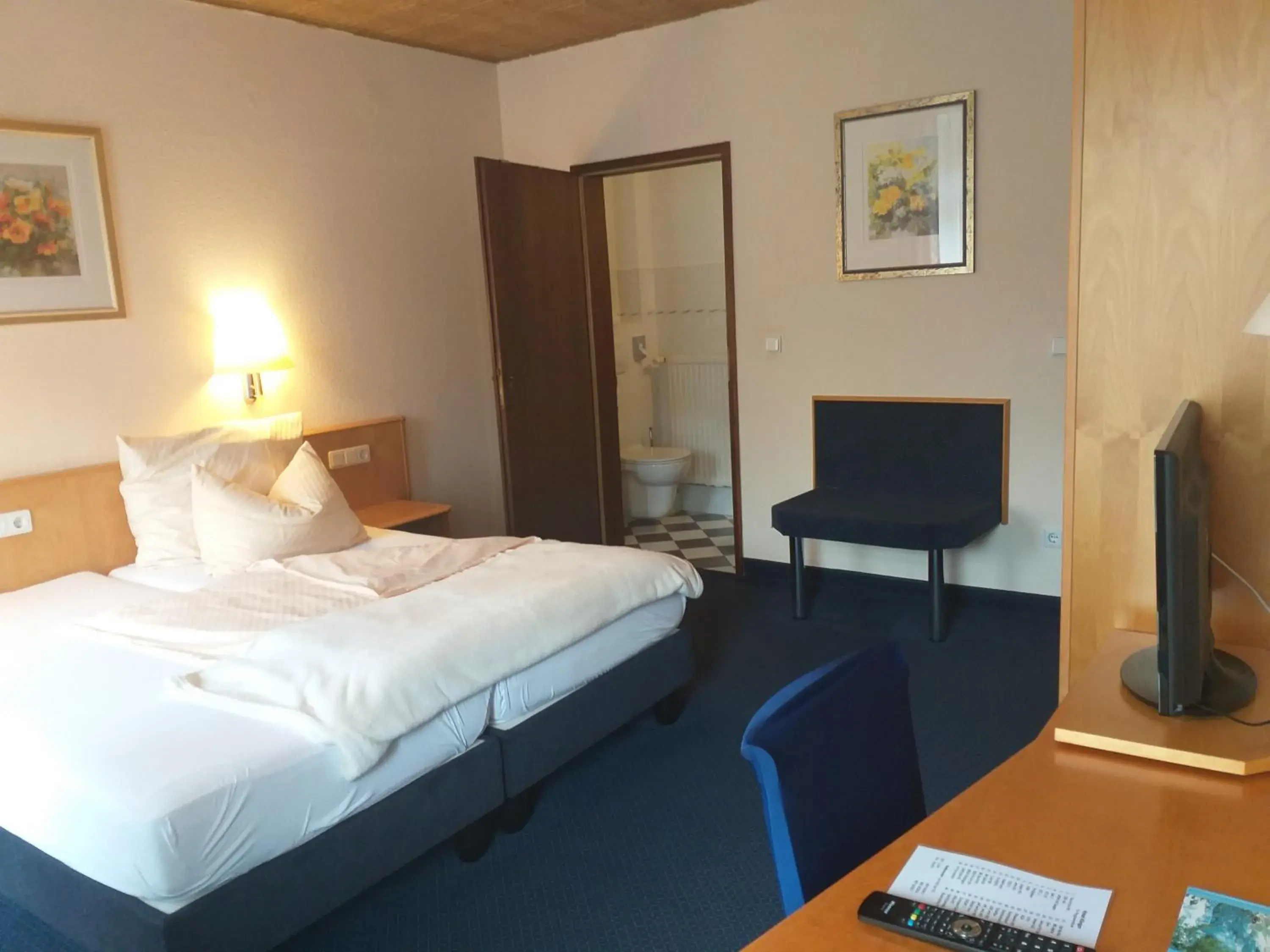 Single Room with Bathroom in Hotel Klinger Single Room with Bathroom in Hotel Klinger