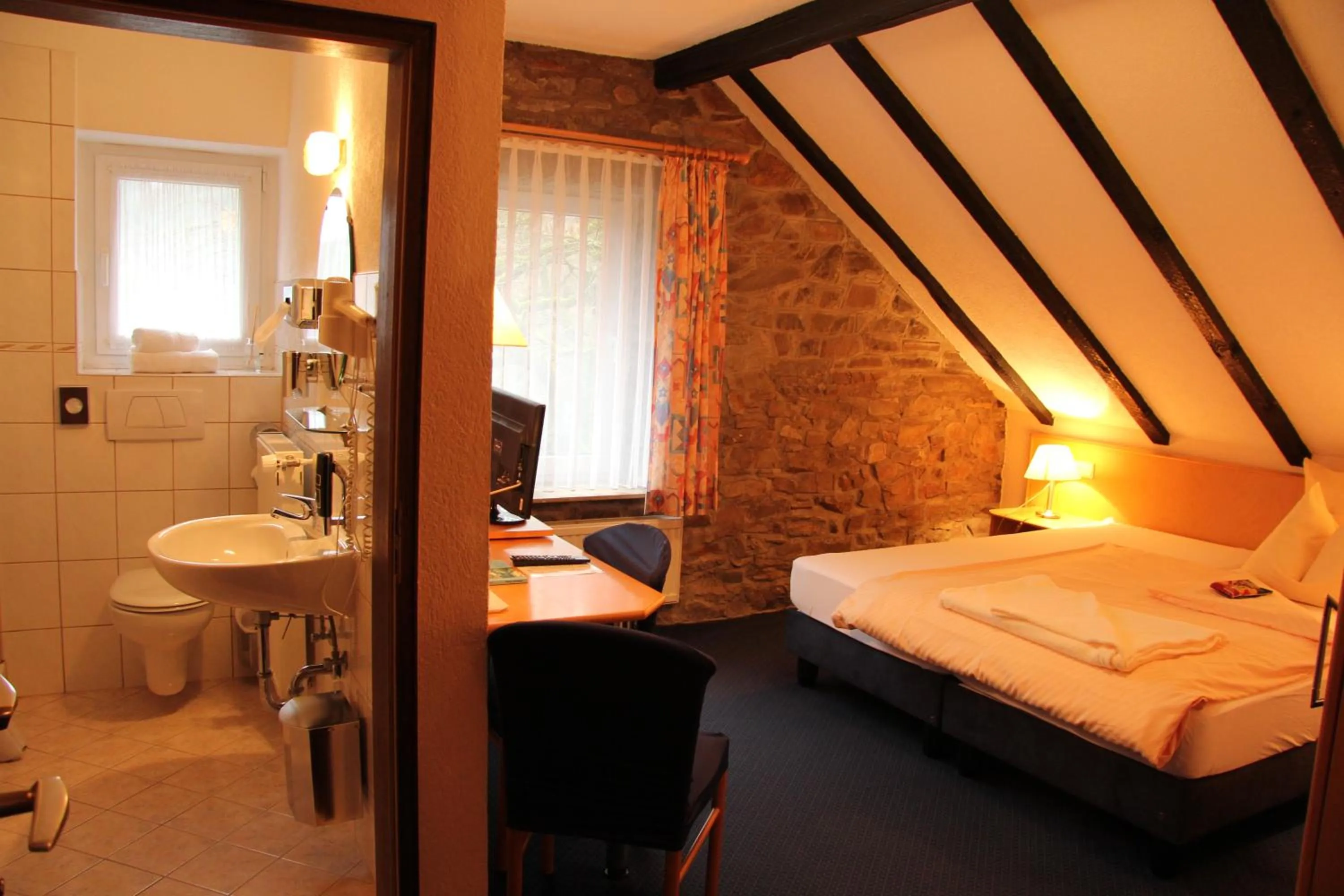 Bathroom, Bed in Hotel Klinger