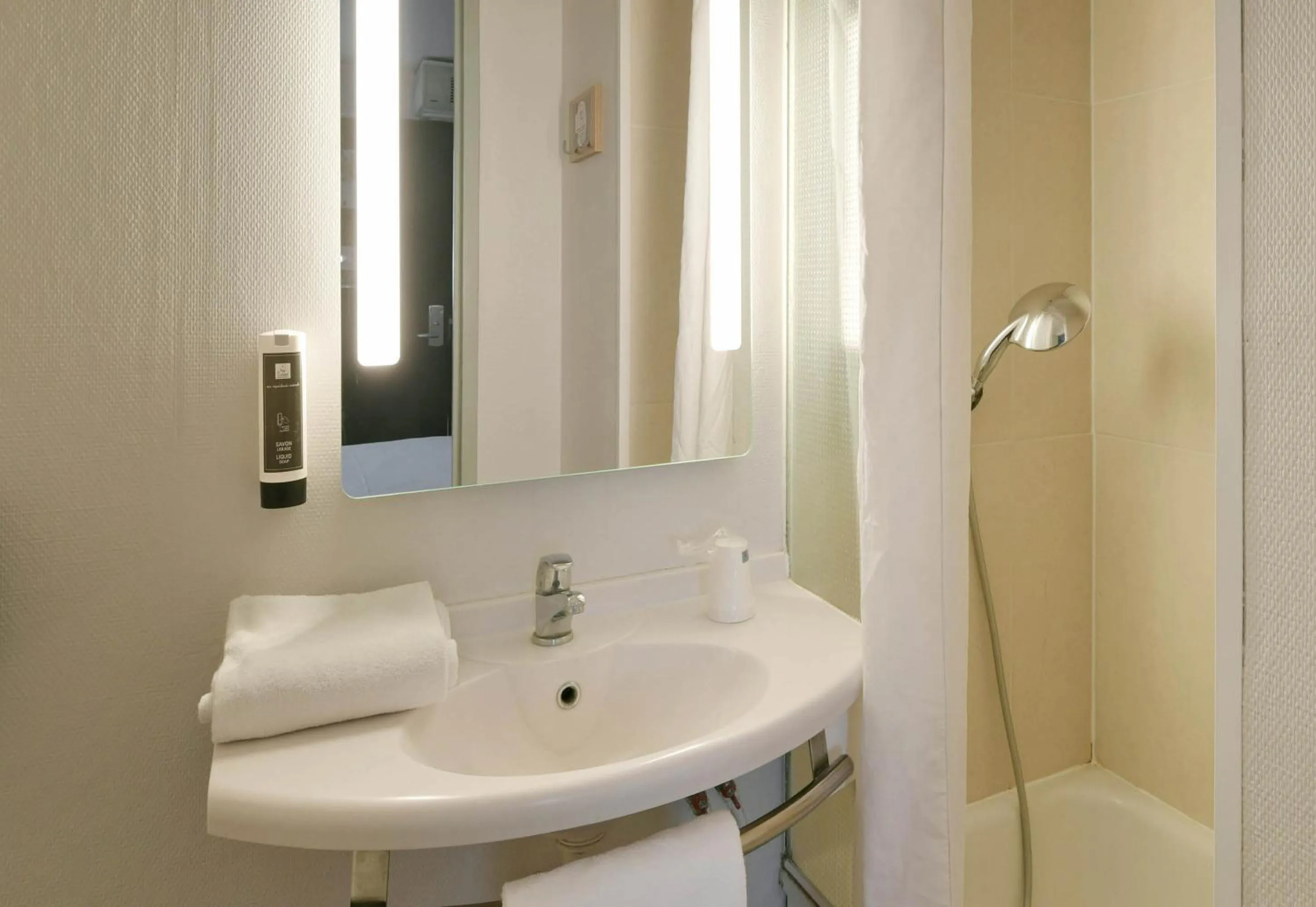 Bathroom in B&B HOTEL Le Mans Sud