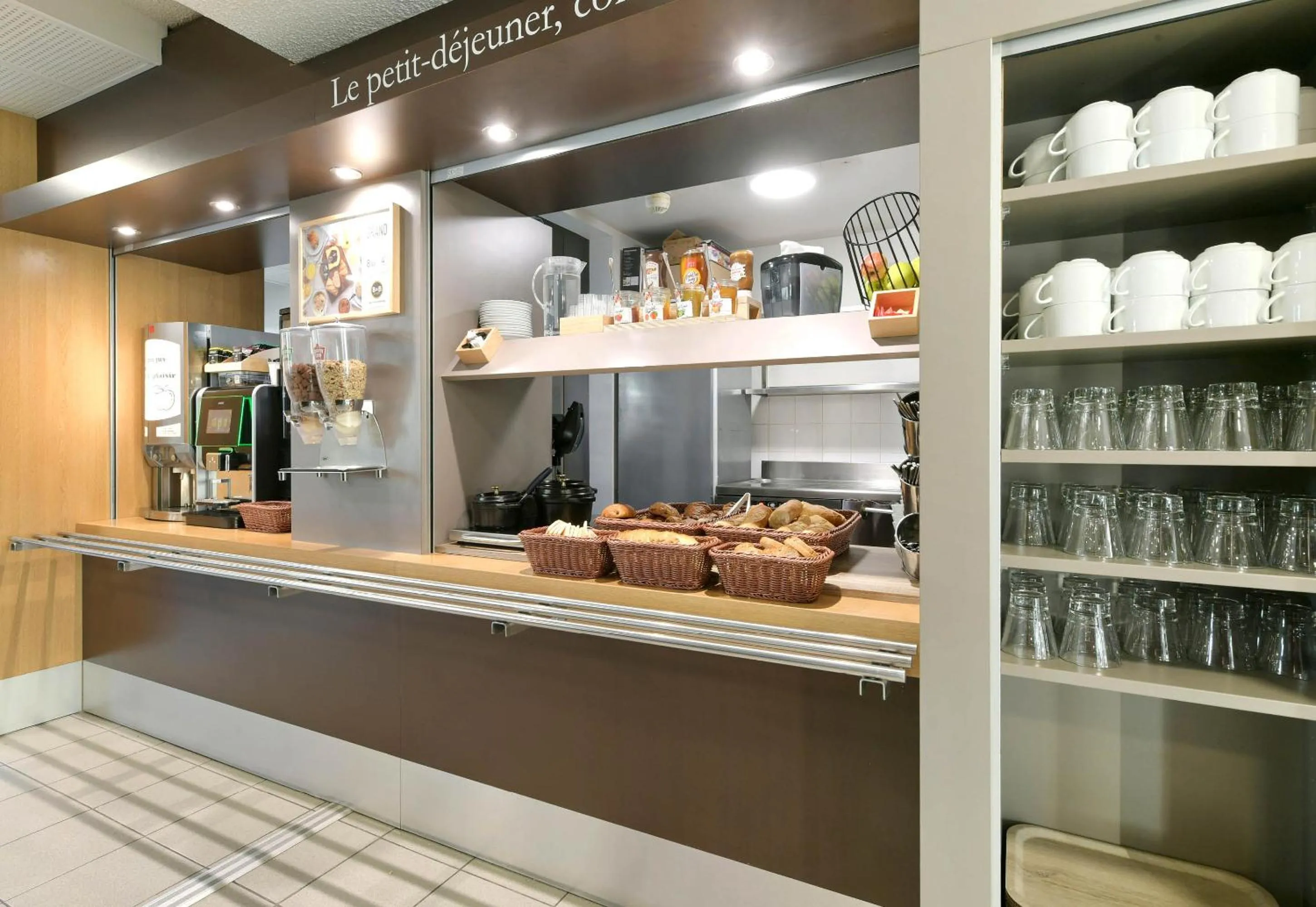 Breakfast in B&B HOTEL Le Mans Sud