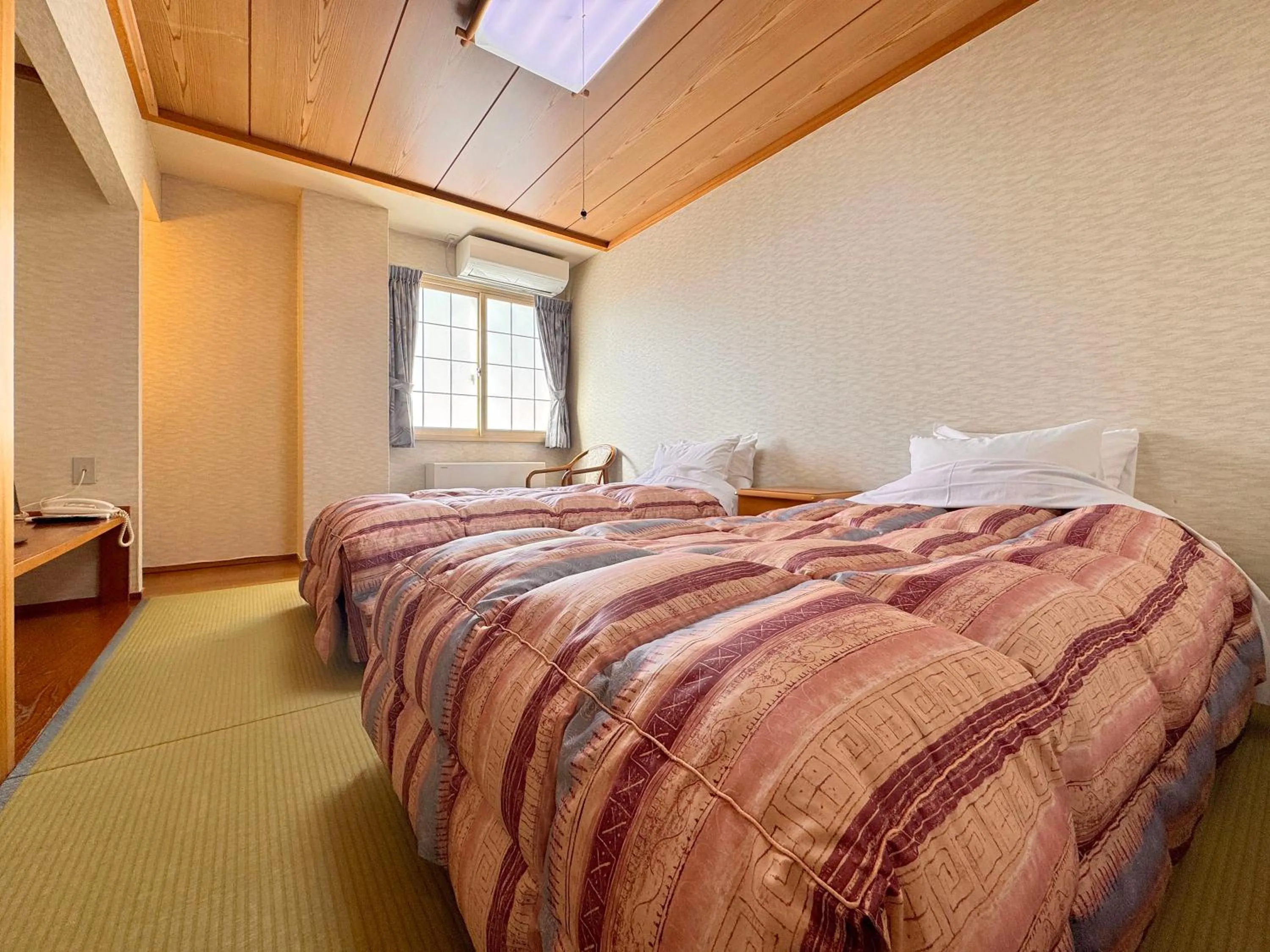 Photo of the whole room, Bed in Hakuba Tsugaike Sunrise Tanne