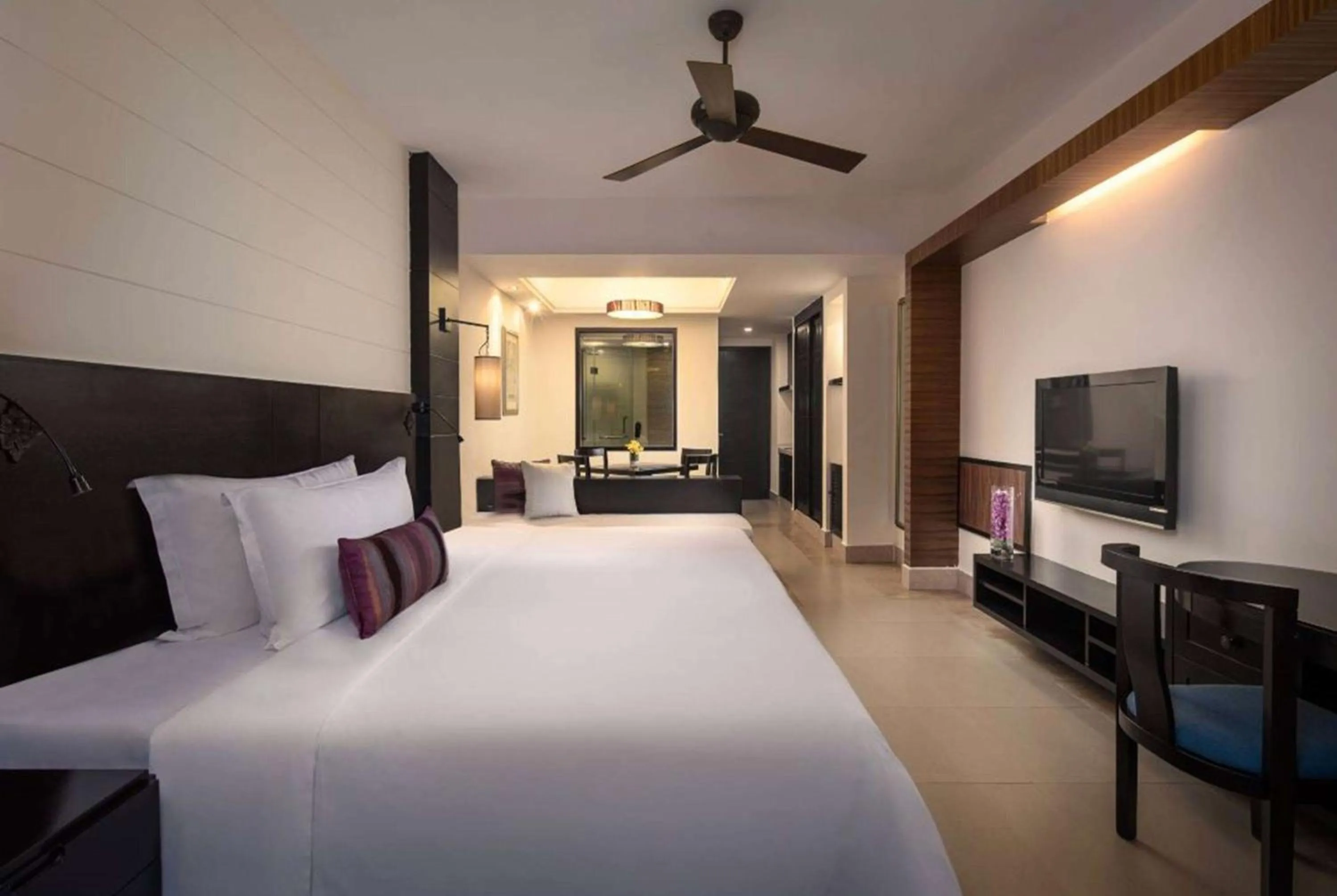 Communal lounge/ TV room, Bed in Ramada Plaza by Wyndham Sanya Bay