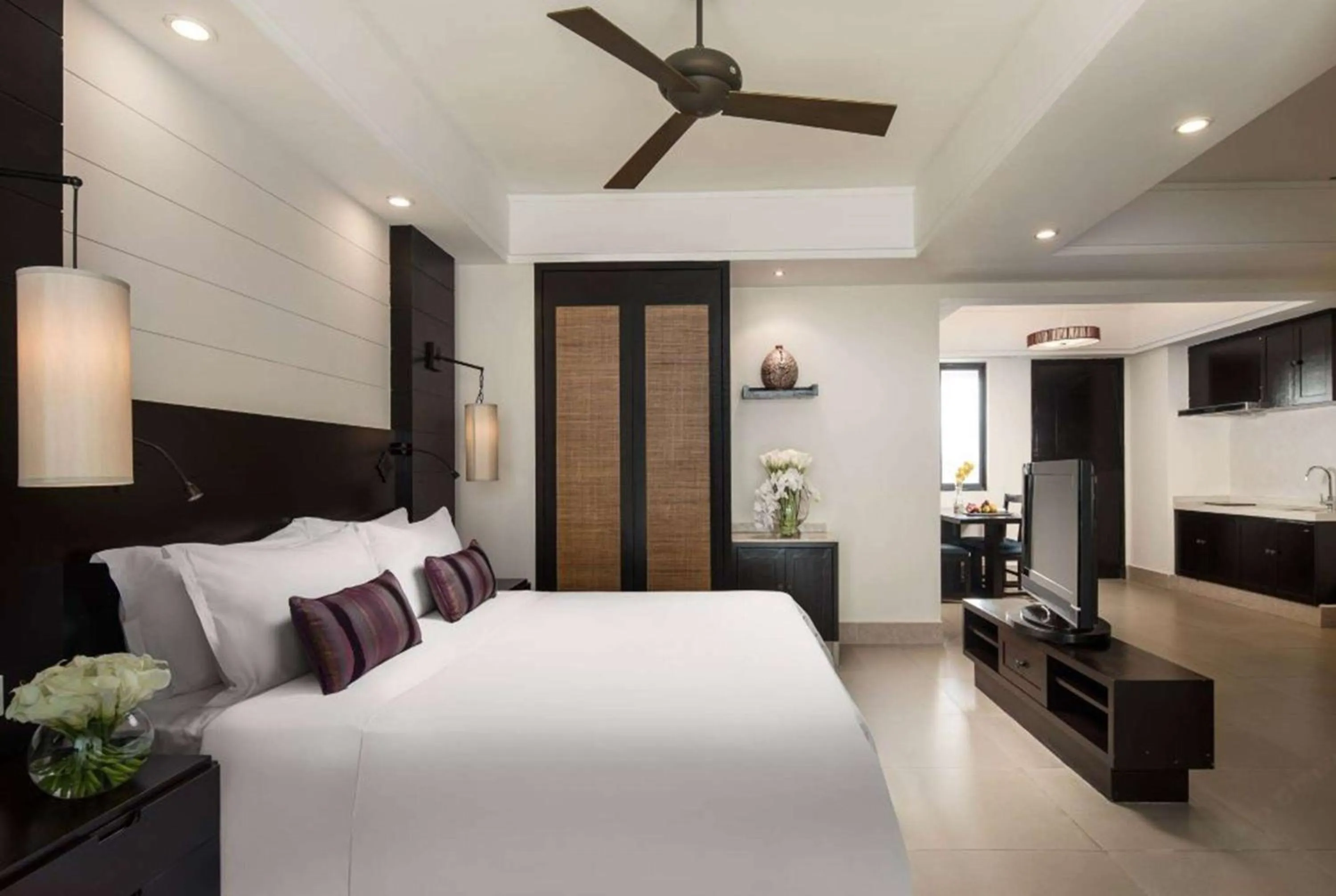 Photo of the whole room, Bed in Ramada Plaza by Wyndham Sanya Bay