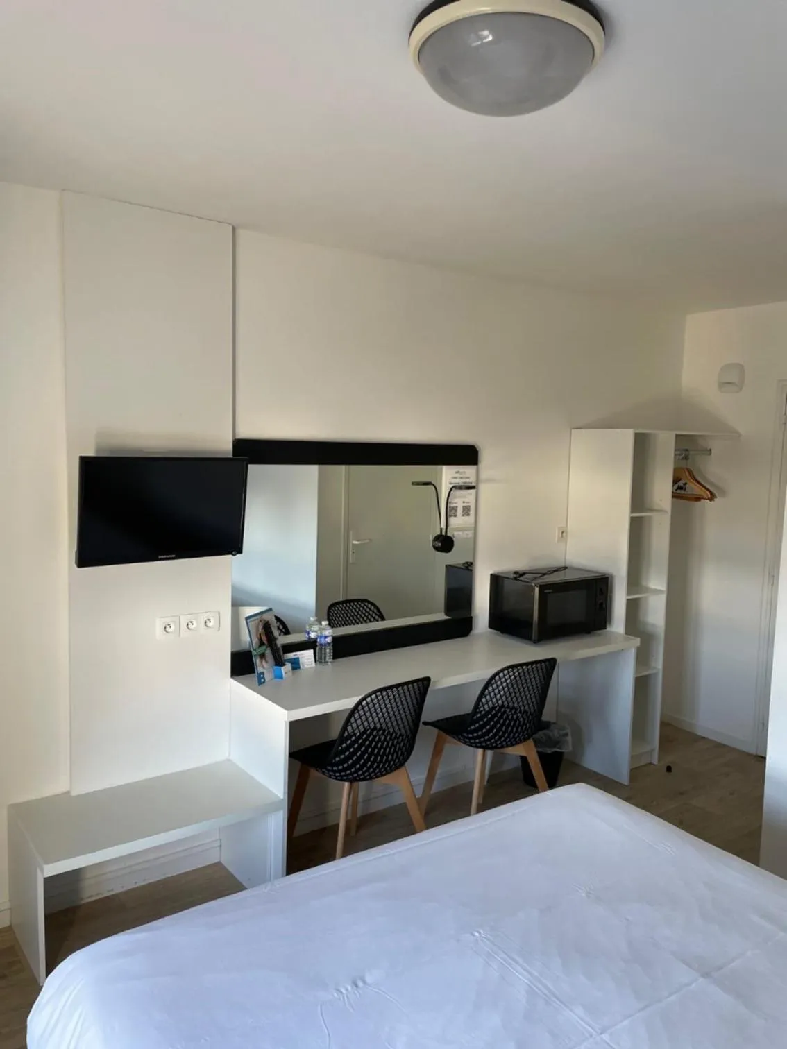 Property building, Bed in Brit Hotel Cherbourg