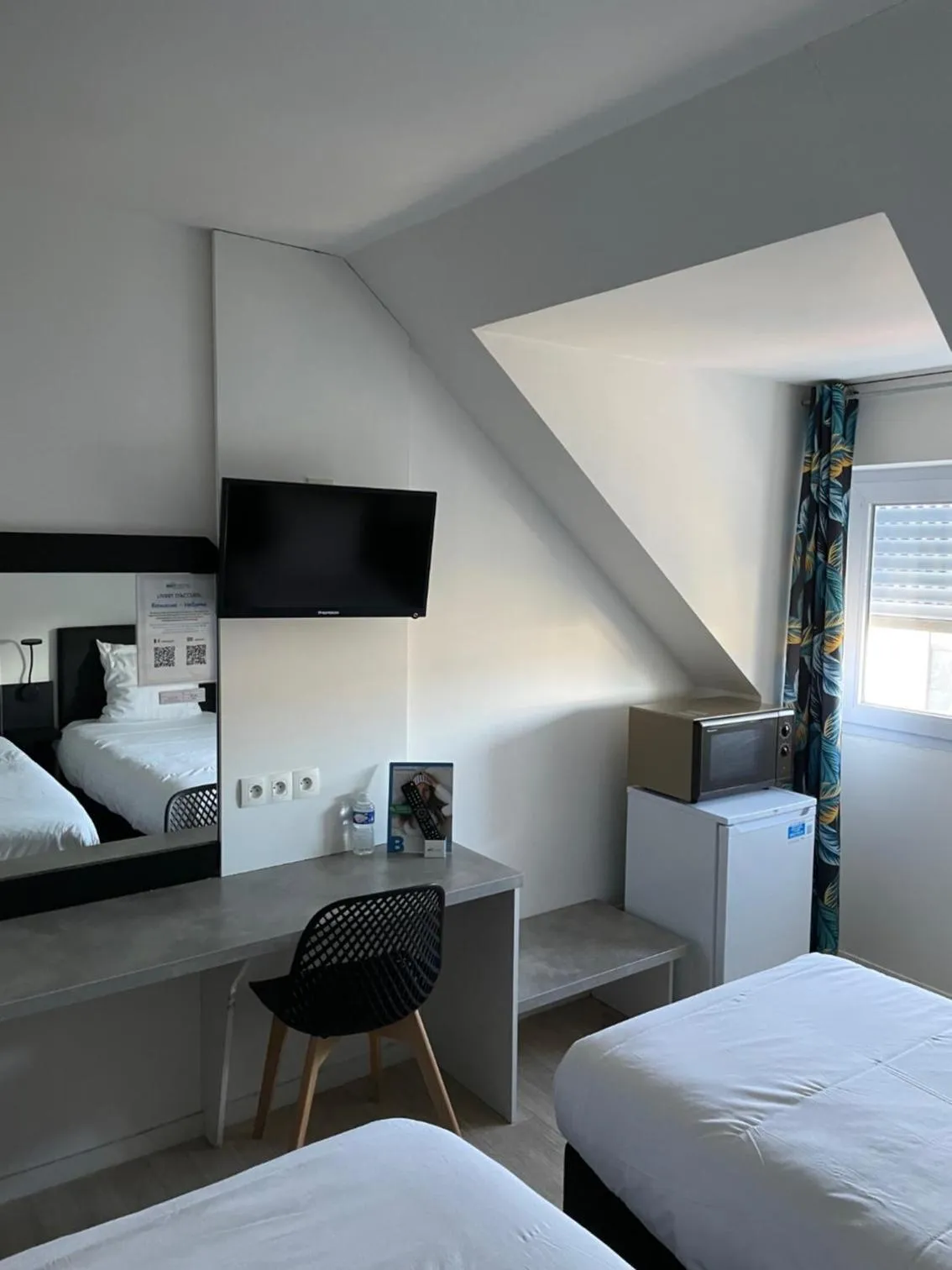 Property building, Bed in Brit Hotel Cherbourg