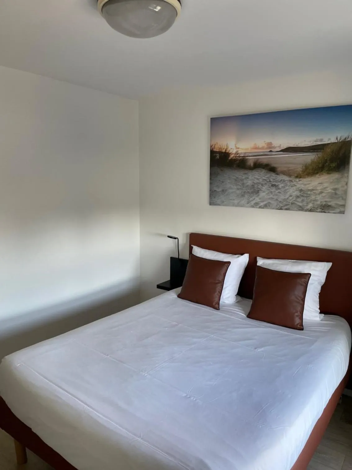 Property building, Bed in Brit Hotel Cherbourg