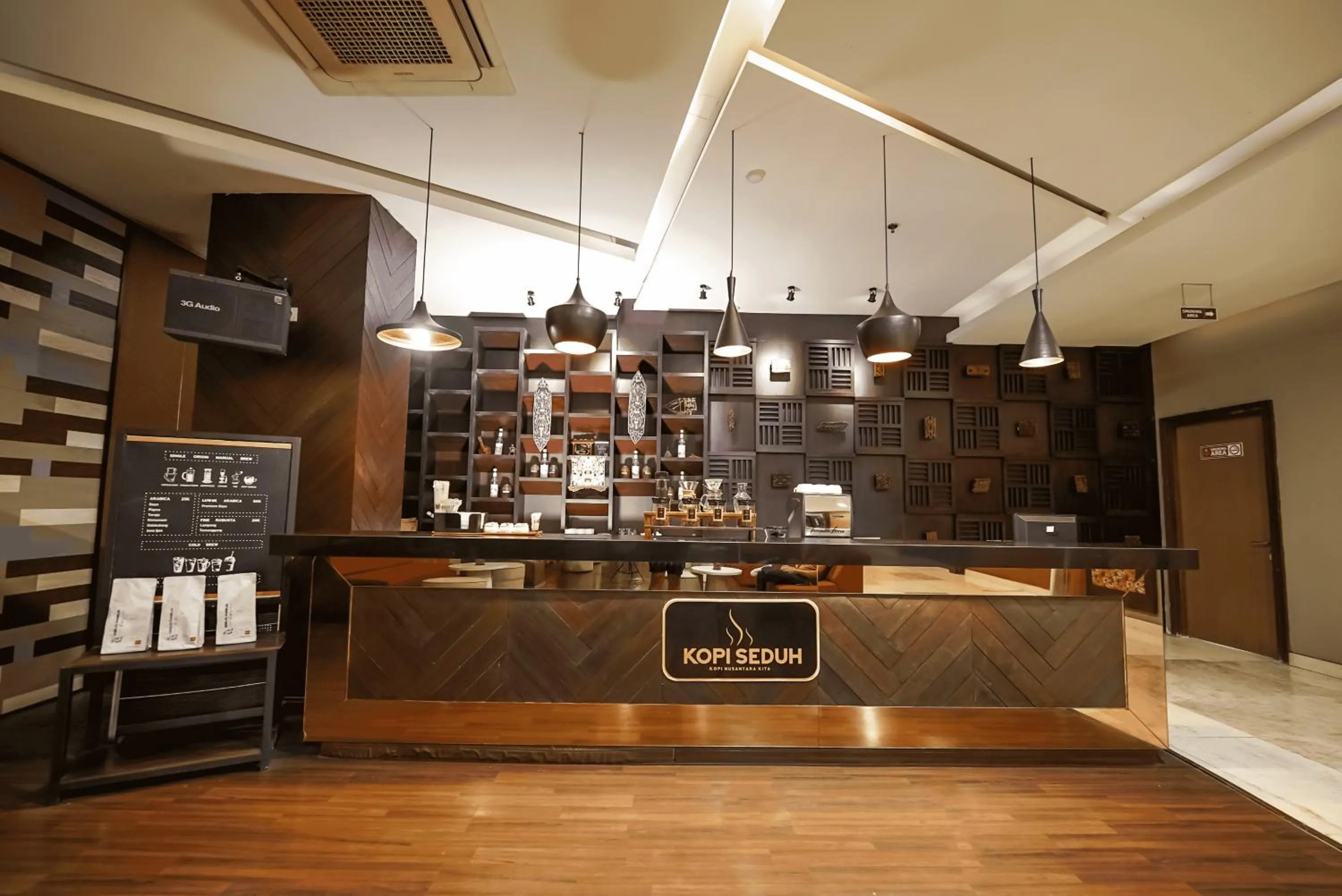 Lounge or bar in Grand Tjokro Hotel Balikpapan