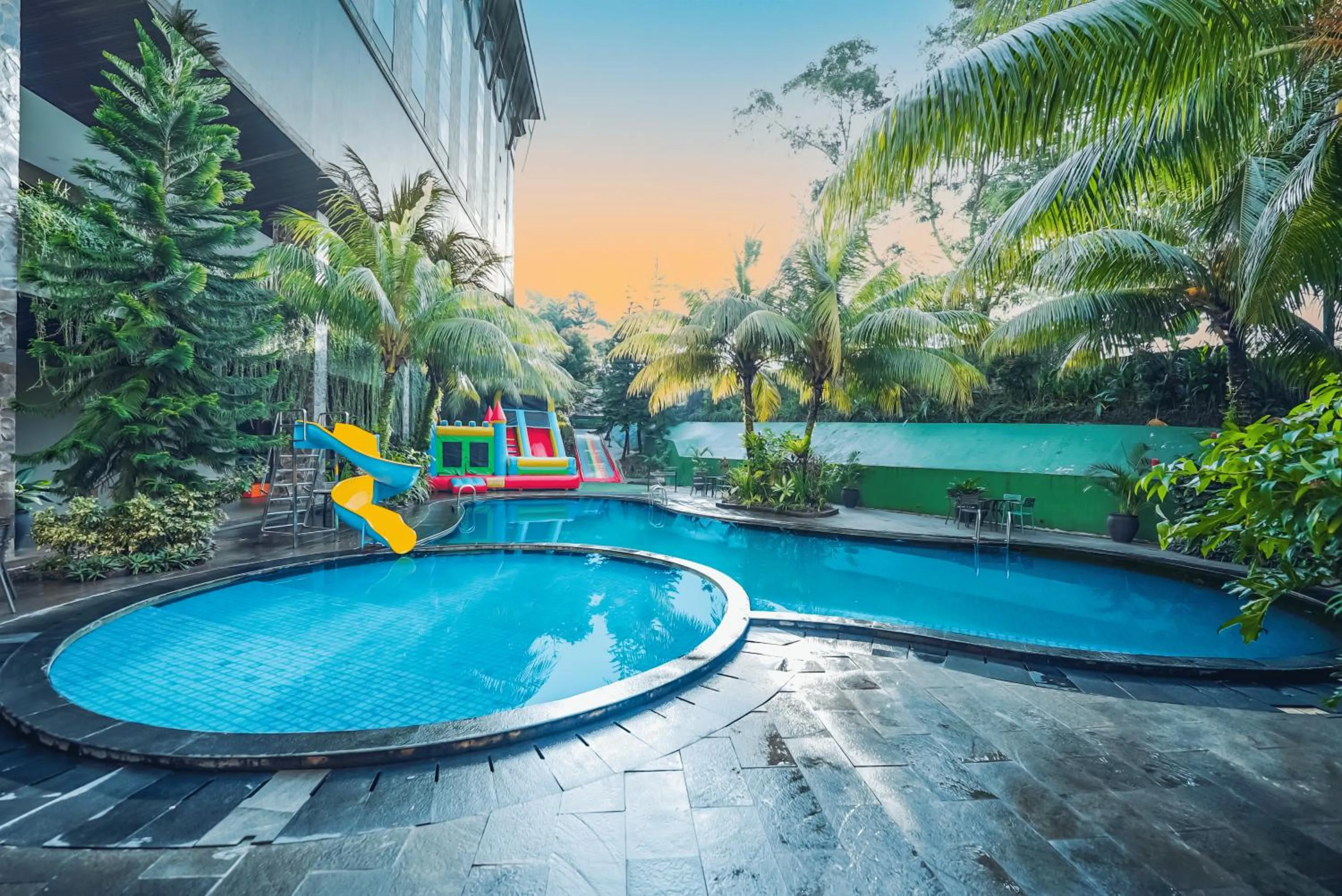 Swimming pool in Grand Tjokro Hotel Balikpapan