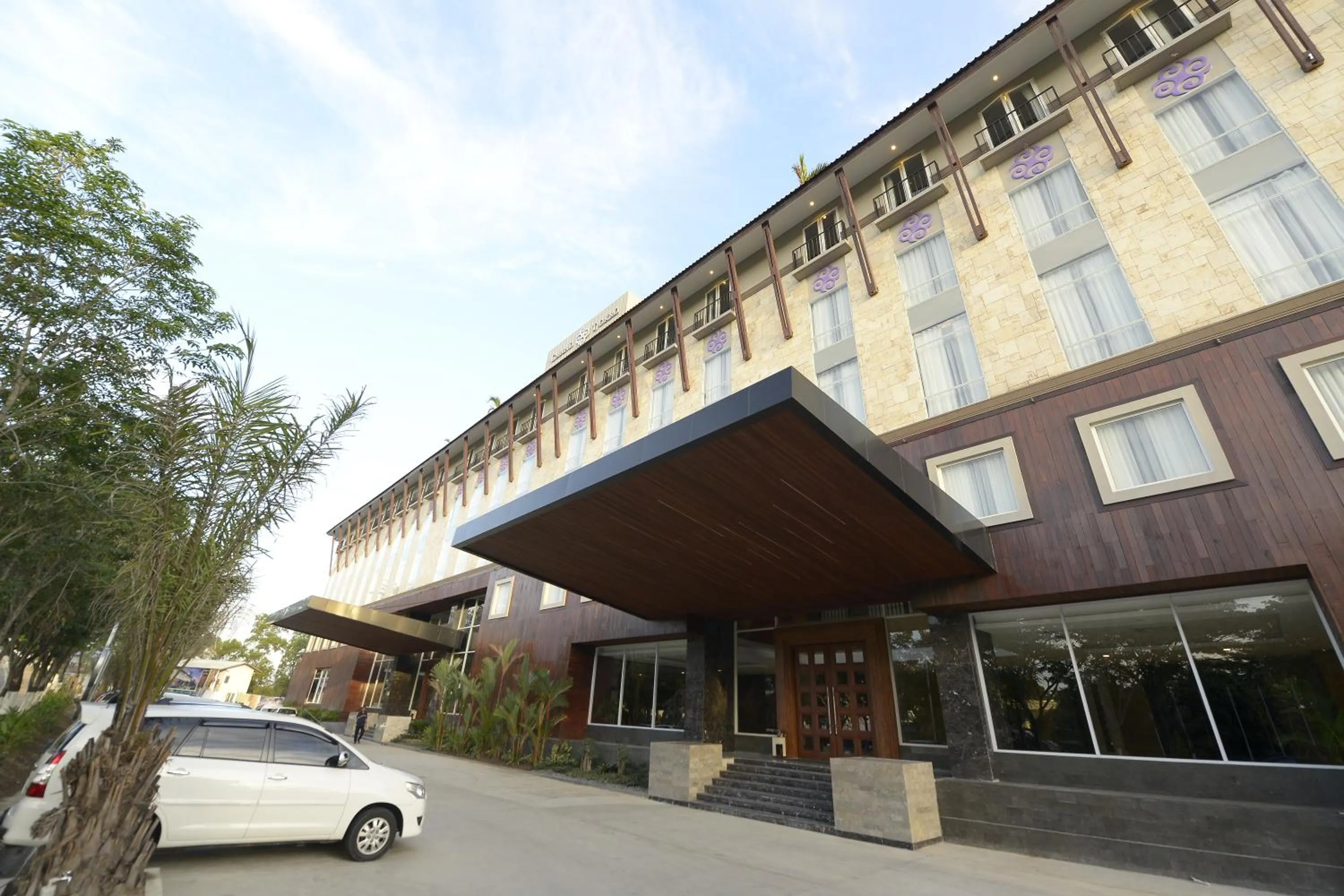 Facade/entrance in Grand Tjokro Hotel Balikpapan
