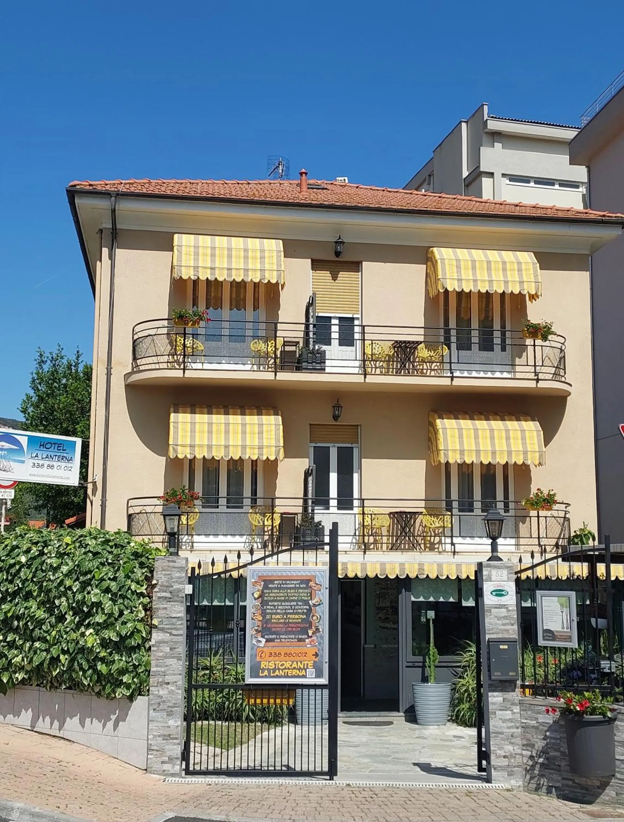 Property building in Villa La Lanterna