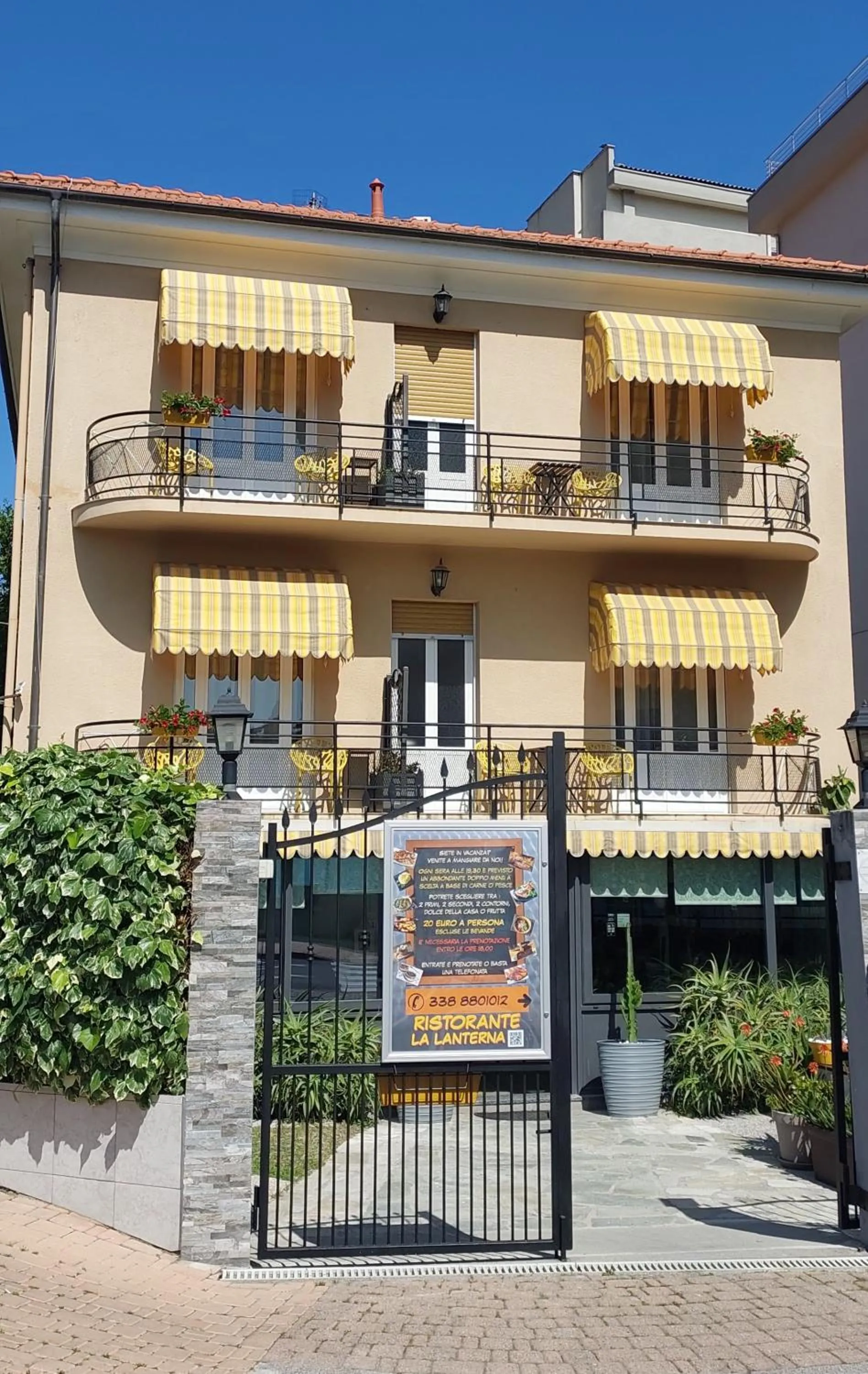 Property building in Villa La Lanterna