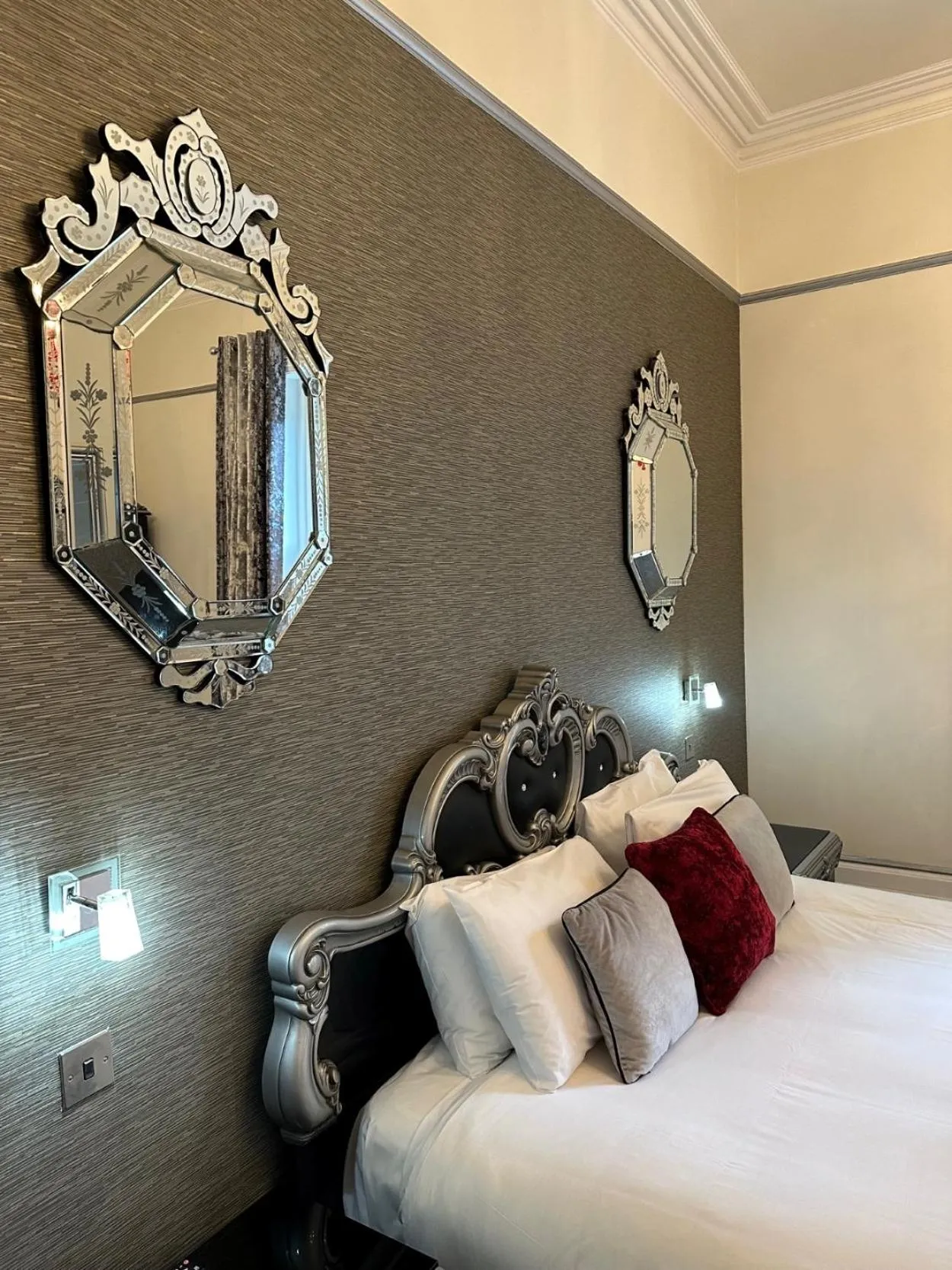 Bedroom, Bed in Derby Manor