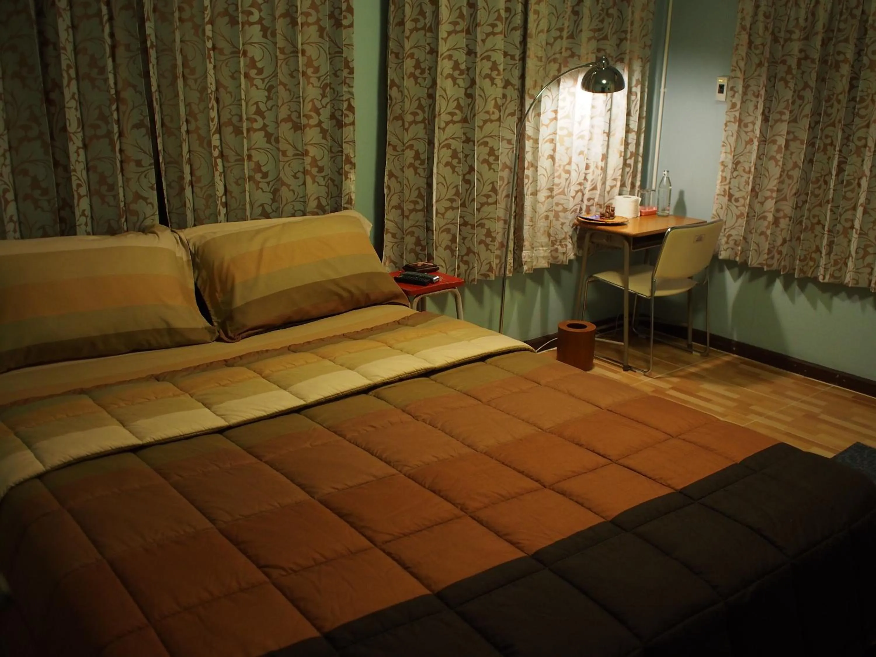 Photo of the whole room, Bed in Chommuang Guest House