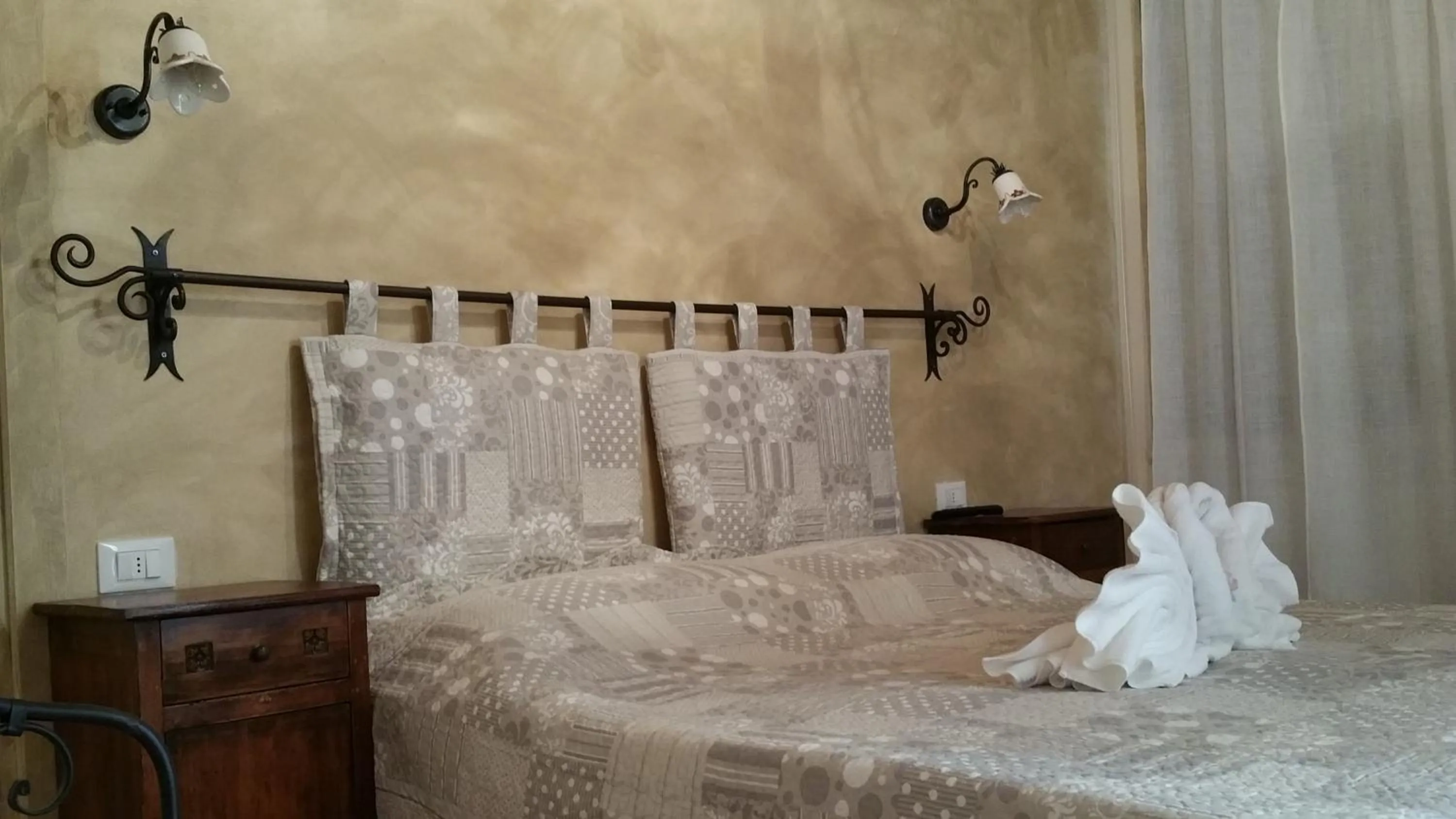 Photo of the whole room, Bed in La Casa Delle Rondini